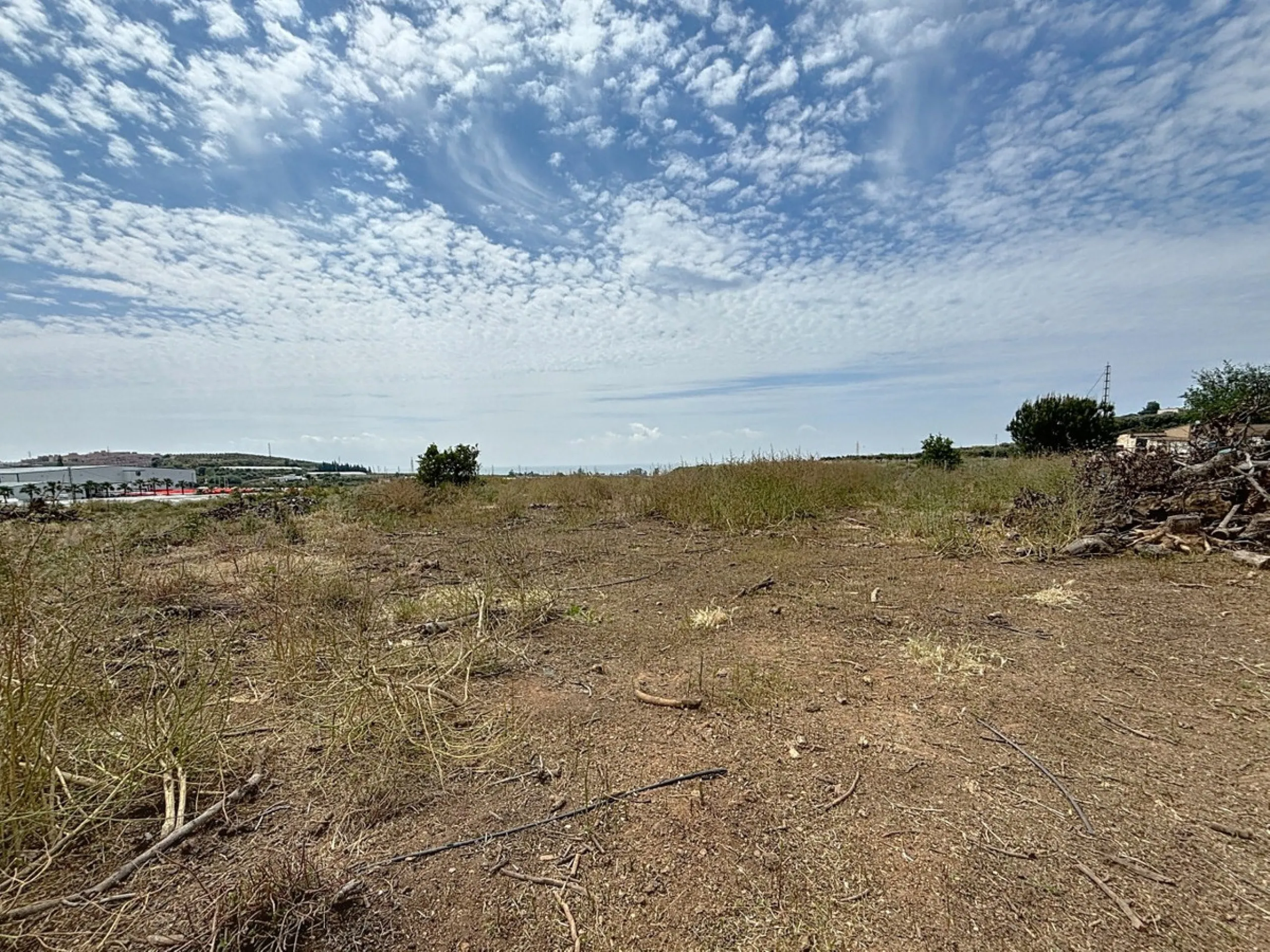 Nestled in the rolling hills of Valle Niza, this expansive agricultural estate of approximately 80,000 m2 offers a rare opportunity for farmers, investors, or visionaries seeking a versatile plot of land. The property features a large water reservoir with
