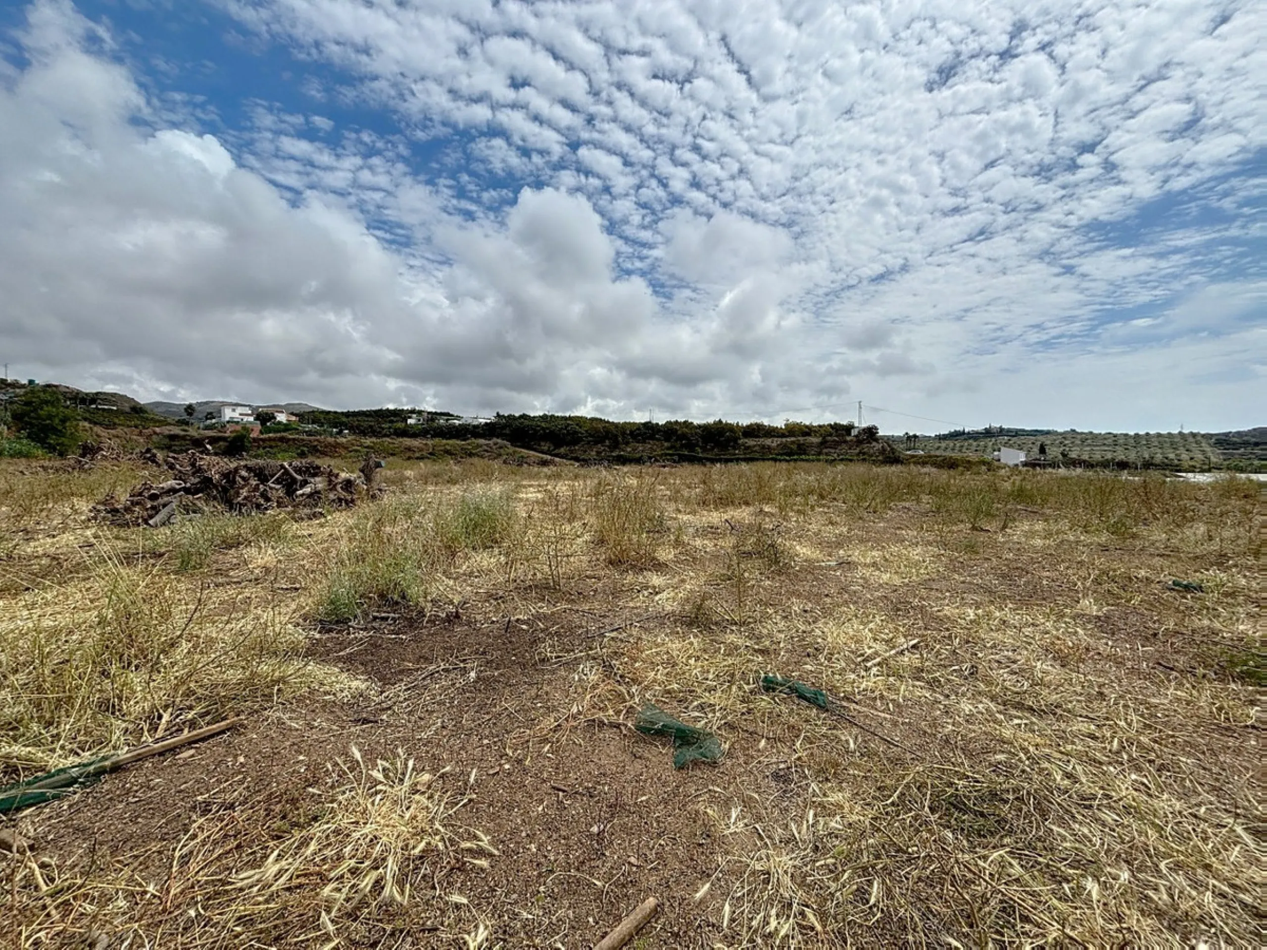 Nestled in the rolling hills of Valle Niza, this expansive agricultural estate of approximately 80,000 m2 offers a rare opportunity for farmers, investors, or visionaries seeking a versatile plot of land. The property features a large water reservoir with