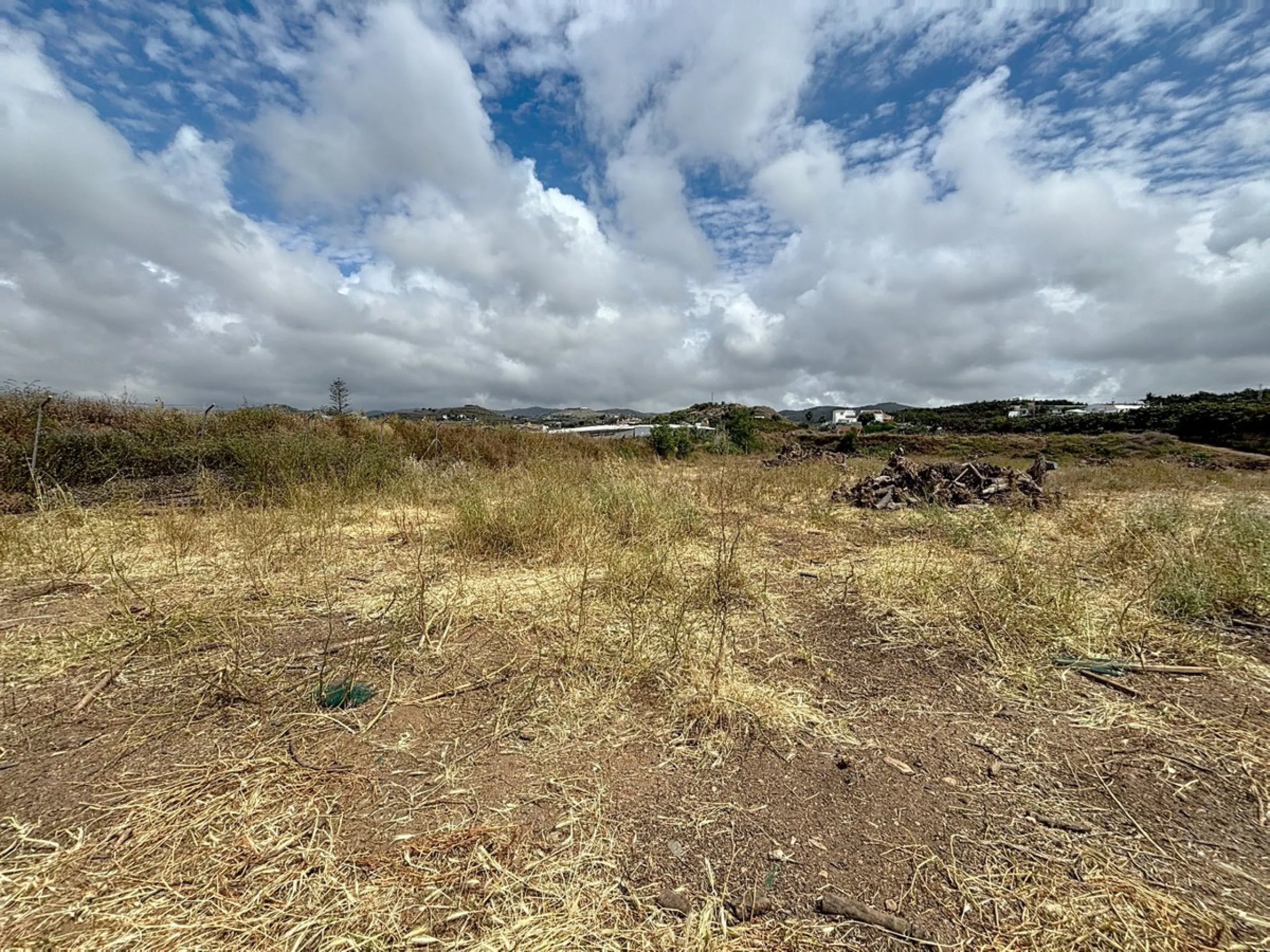 Nestled in the rolling hills of Valle Niza, this expansive agricultural estate of approximately 80,000 m2 offers a rare opportunity for farmers, investors, or visionaries seeking a versatile plot of land. The property features a large water reservoir with
