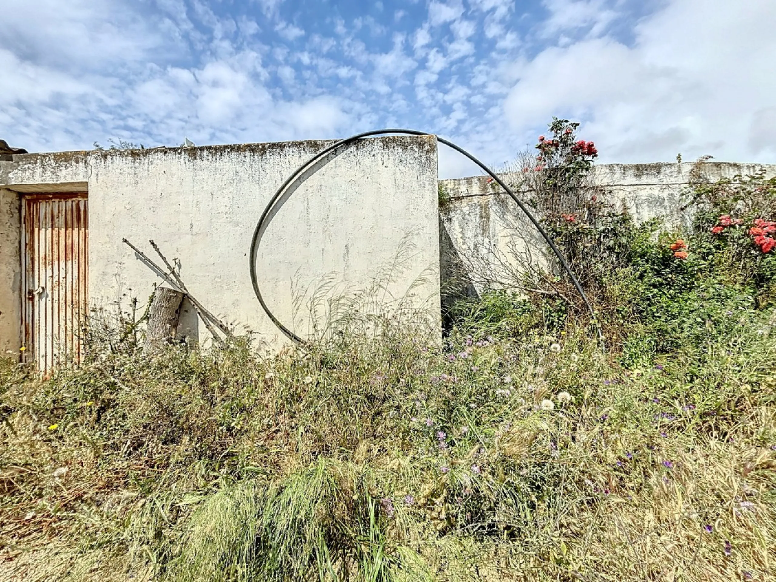 Nestled in the rolling hills of Valle Niza, this expansive agricultural estate of approximately 80,000 m2 offers a rare opportunity for farmers, investors, or visionaries seeking a versatile plot of land. The property features a large water reservoir with