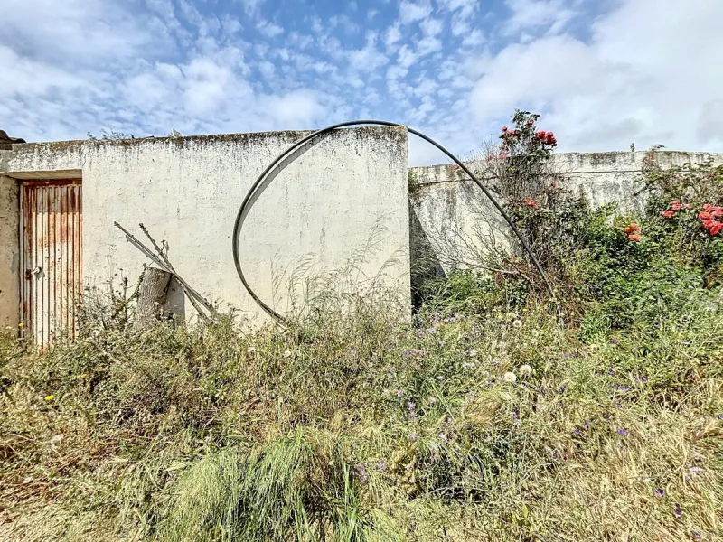 Nestled in the rolling hills of Valle Niza, this expansive agricultural estate of approximately 80,000 m2 offers a rare opportunity for farmers, investors, or visionaries seeking a versatile plot of land. The property features a large water reservoir with