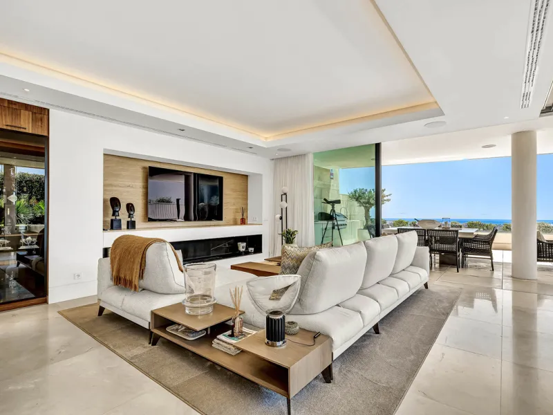 Discover the epitome of luxury living with this stunning ground-floor apartment in the prestigious La Quinta. This elegant residence features three spacious bedrooms, each with its own ensuite bathroom, offering both residents and guests total privacy and