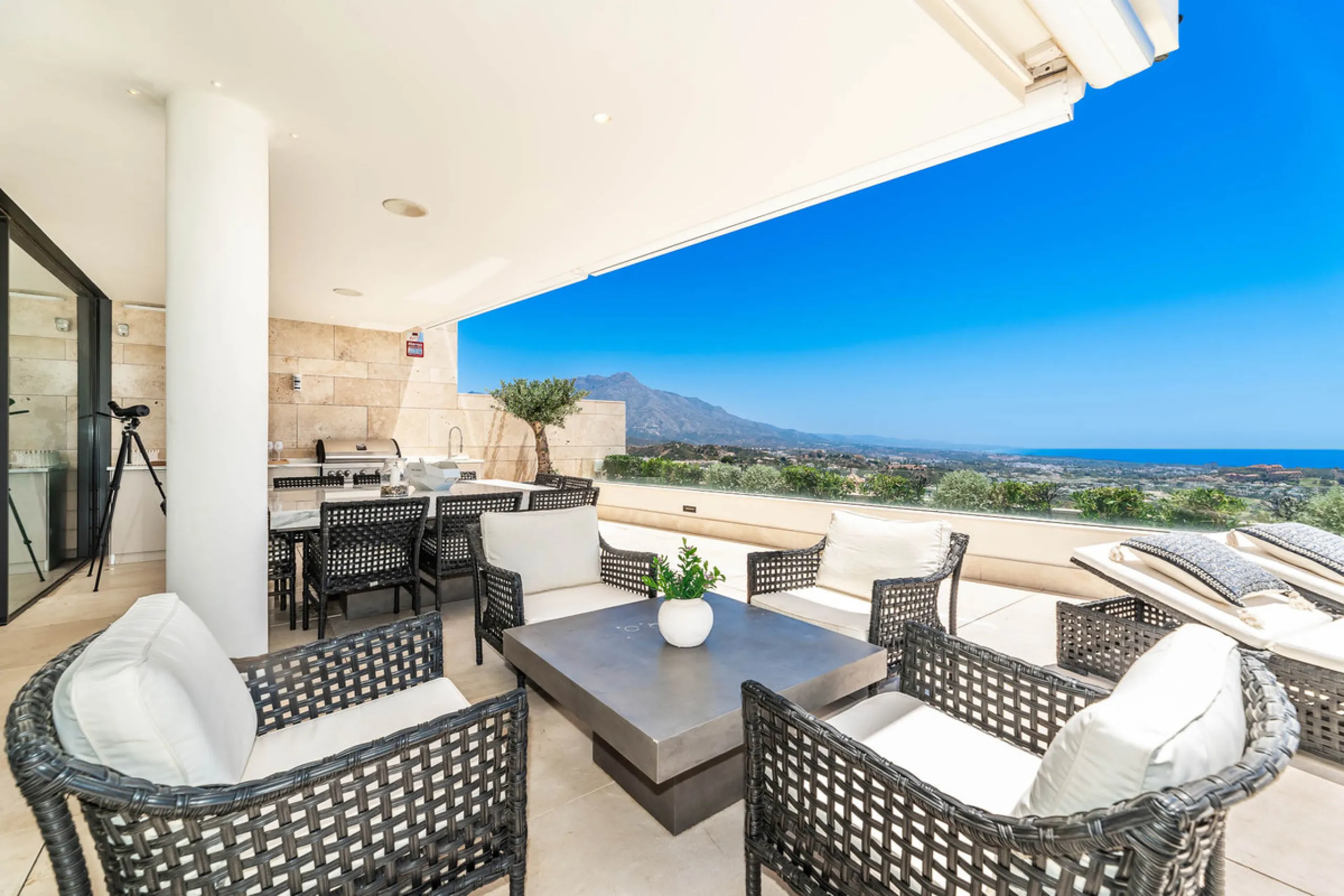 Apartment - Ground Floor Apartment в продаже в Benahavís, Málaga. В доме 3 спален и 4 ванных комнат. Площадь дома 175 м²