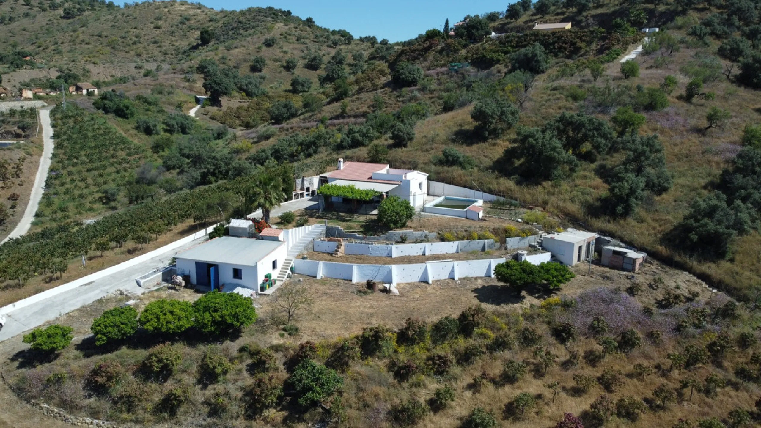 Nestled in the peaceful hills of Almayate Alto, this charming finca offers a rare opportunity to enjoy country living with breathtaking sea views. The property features a cozy 80m2 house with three bedrooms and one bathroom, ideal for those seeking a tran