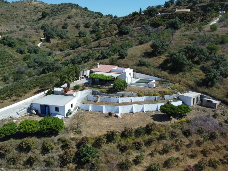 Nestled in the peaceful hills of Almayate Alto, this charming finca offers a rare opportunity to enjoy country living with breathtaking sea views. The property features a cozy 80m2 house with three bedrooms and one bathroom, ideal for those seeking a tran