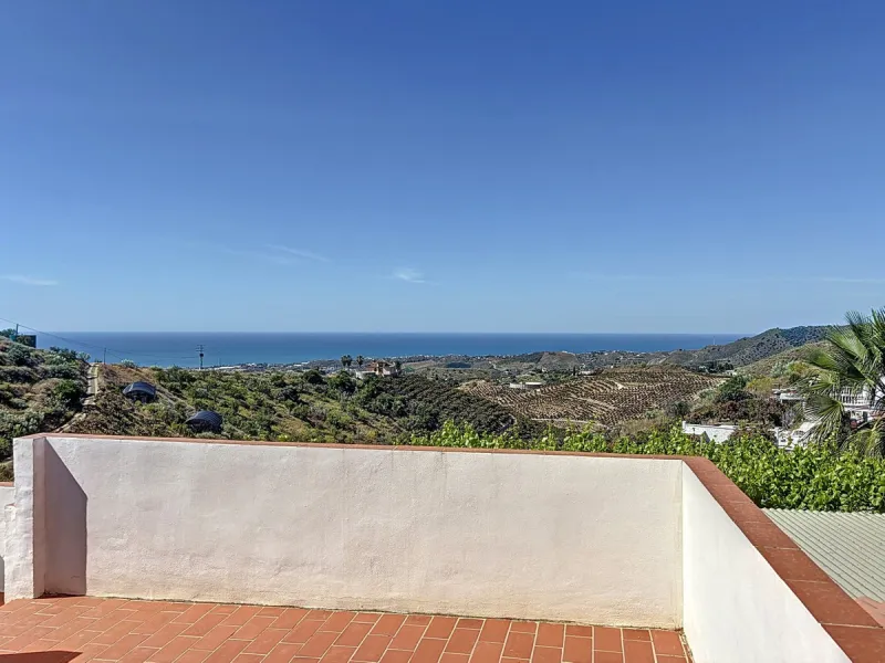Nestled in the peaceful hills of Almayate Alto, this charming finca offers a rare opportunity to enjoy country living with breathtaking sea views. The property features a cozy 80m2 house with three bedrooms and one bathroom, ideal for those seeking a tran
