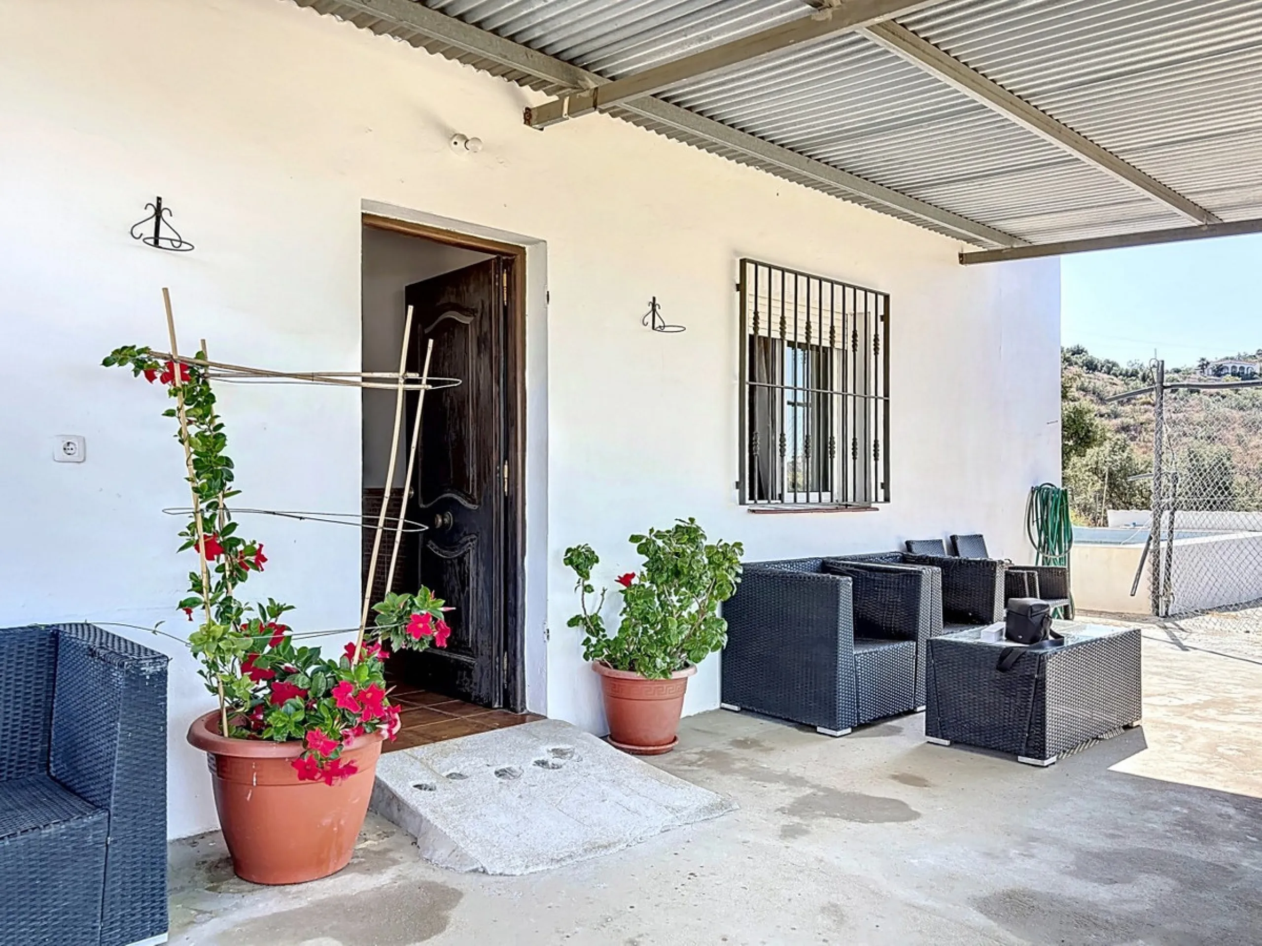 Nestled in the peaceful hills of Almayate Alto, this charming finca offers a rare opportunity to enjoy country living with breathtaking sea views. The property features a cozy 80m2 house with three bedrooms and one bathroom, ideal for those seeking a tran