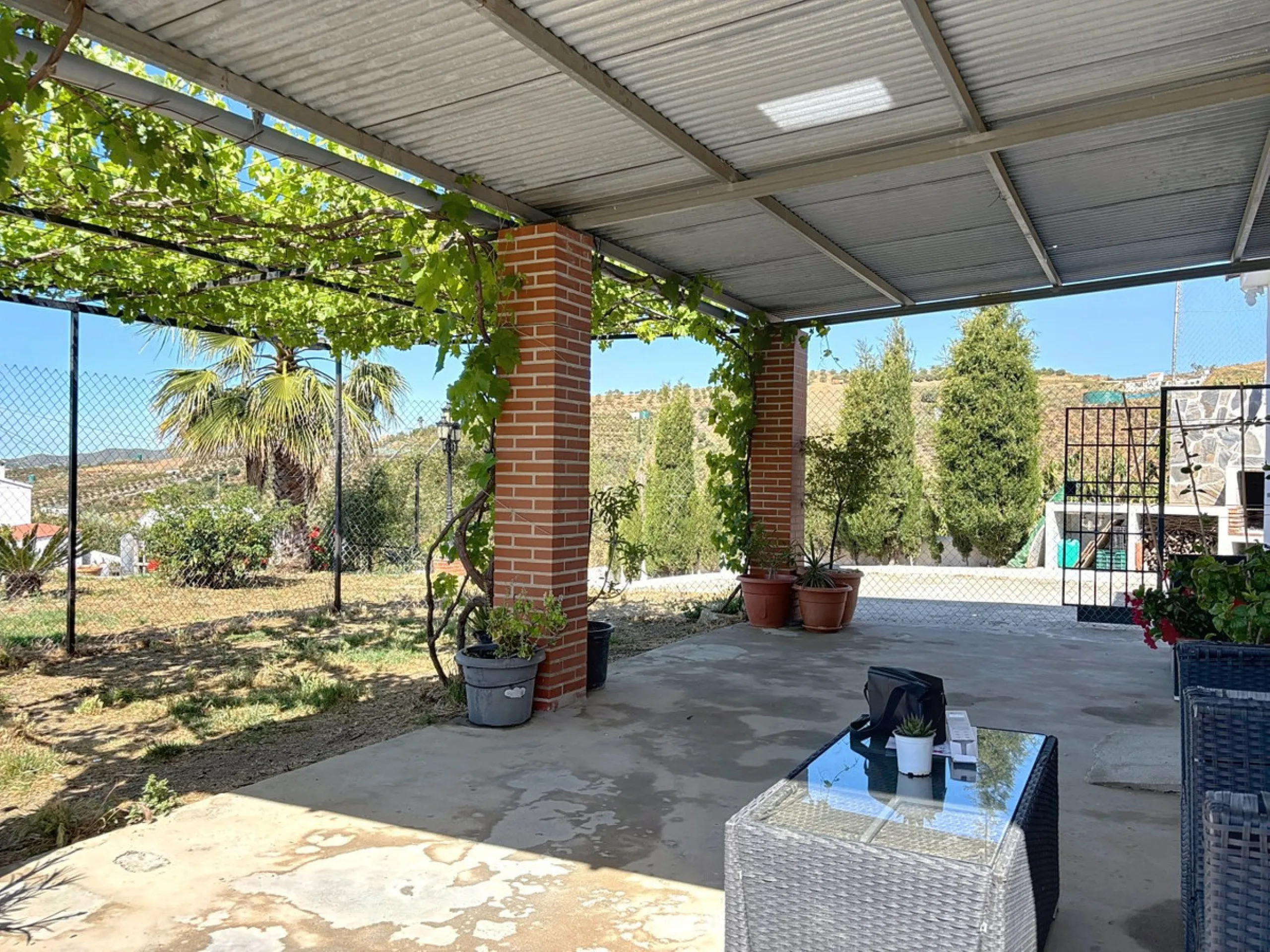 Nestled in the peaceful hills of Almayate Alto, this charming finca offers a rare opportunity to enjoy country living with breathtaking sea views. The property features a cozy 80m2 house with three bedrooms and one bathroom, ideal for those seeking a tran