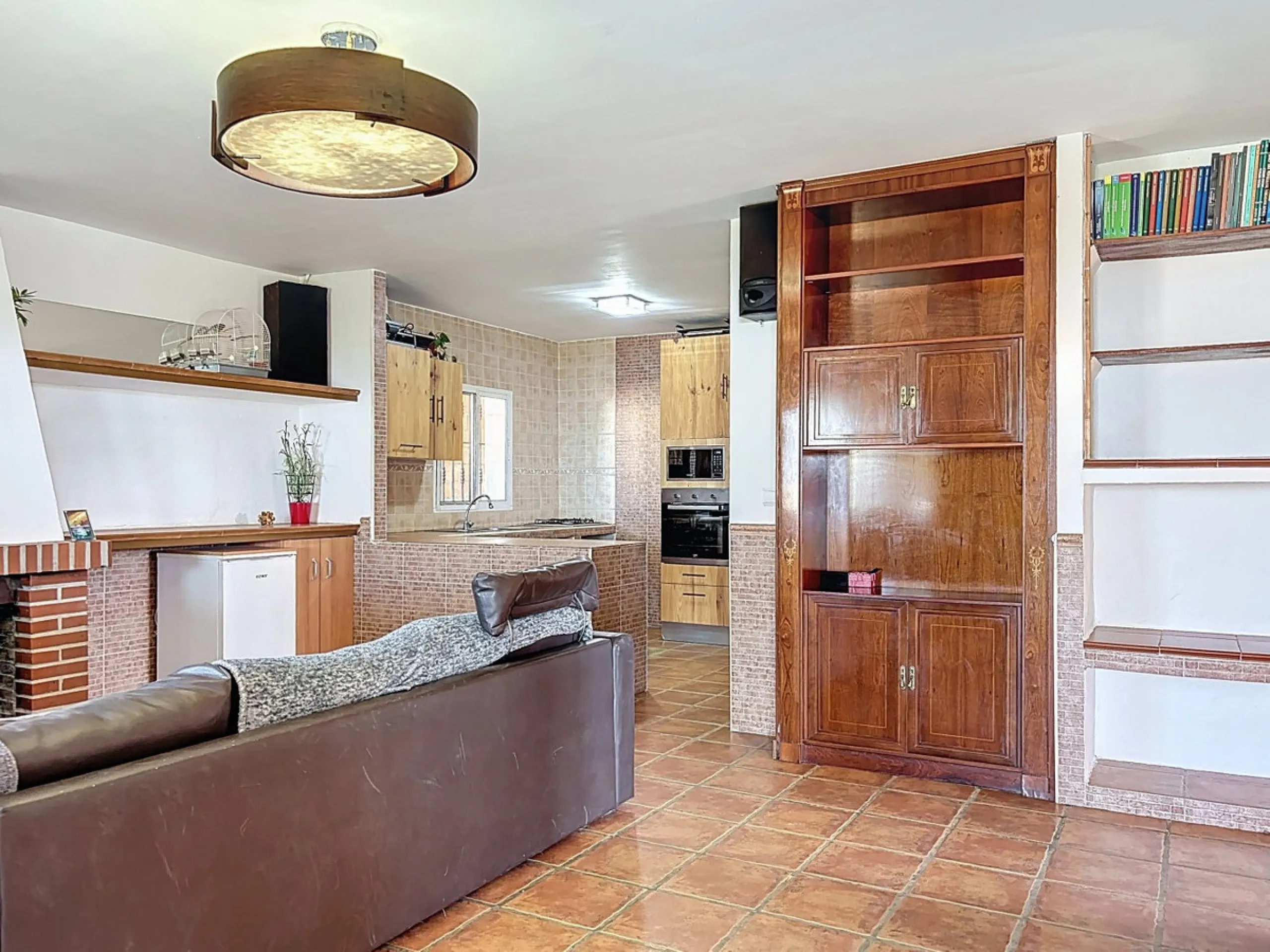 Nestled in the peaceful hills of Almayate Alto, this charming finca offers a rare opportunity to enjoy country living with breathtaking sea views. The property features a cozy 80m2 house with three bedrooms and one bathroom, ideal for those seeking a tran