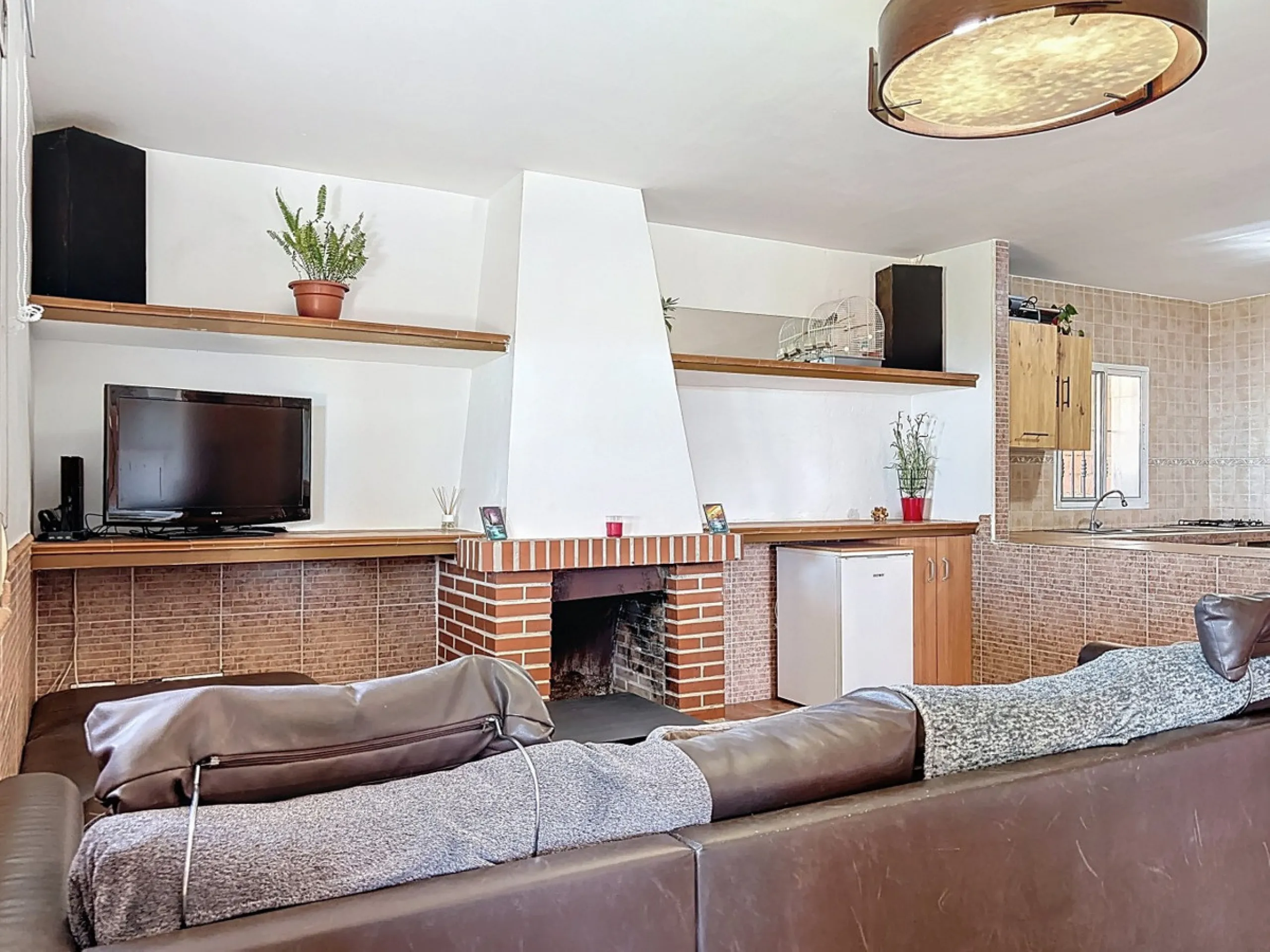 Nestled in the peaceful hills of Almayate Alto, this charming finca offers a rare opportunity to enjoy country living with breathtaking sea views. The property features a cozy 80m2 house with three bedrooms and one bathroom, ideal for those seeking a tran