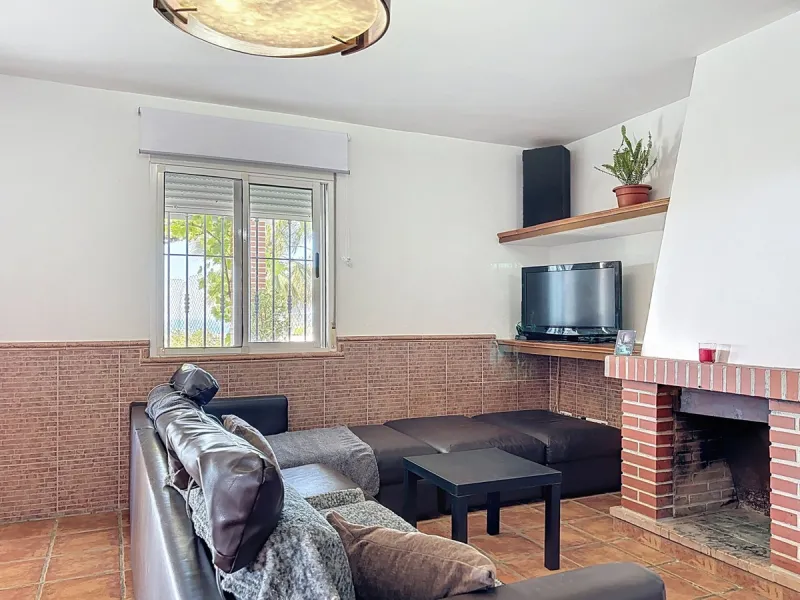 Nestled in the peaceful hills of Almayate Alto, this charming finca offers a rare opportunity to enjoy country living with breathtaking sea views. The property features a cozy 80m2 house with three bedrooms and one bathroom, ideal for those seeking a tran