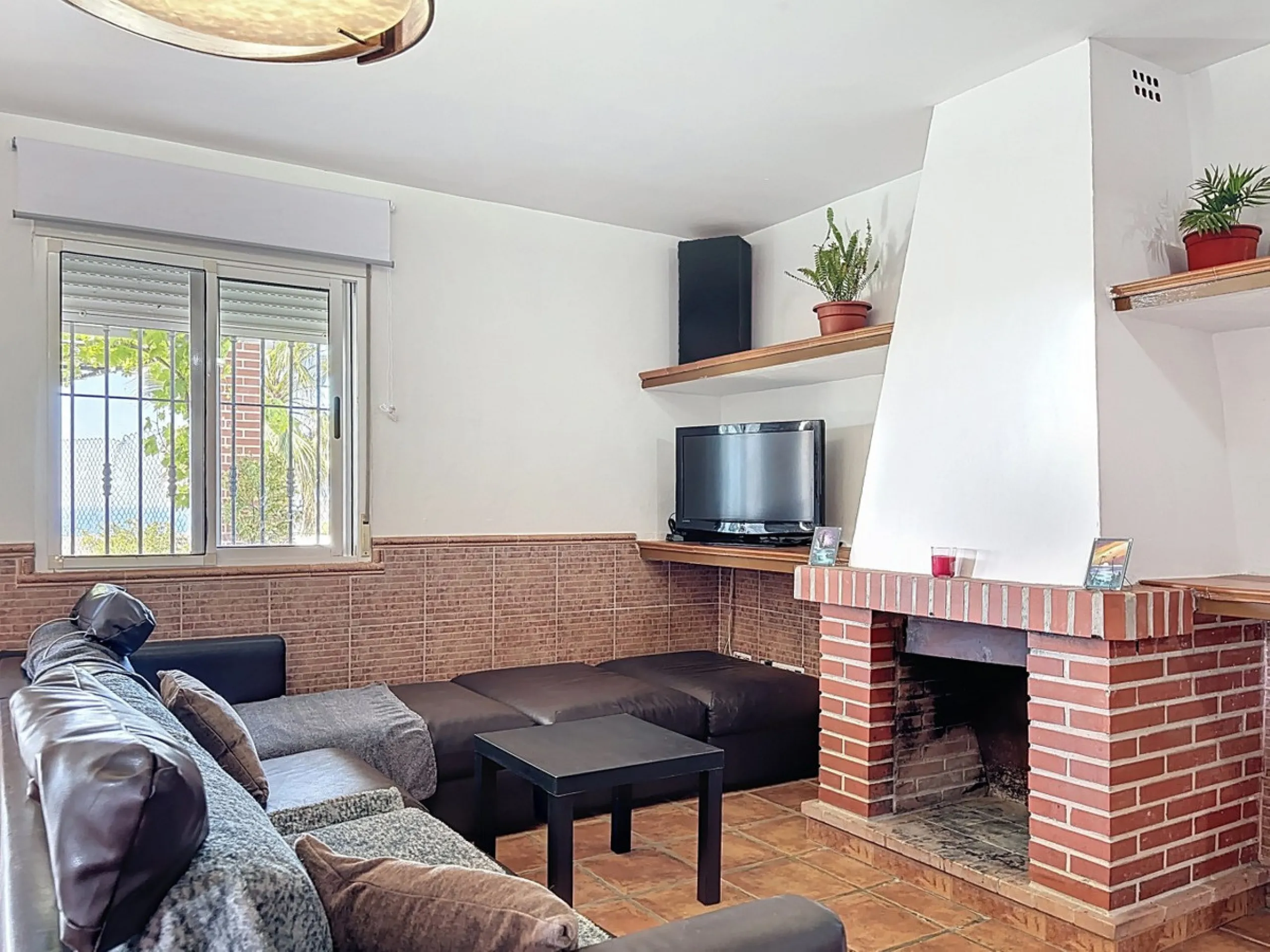 Nestled in the peaceful hills of Almayate Alto, this charming finca offers a rare opportunity to enjoy country living with breathtaking sea views. The property features a cozy 80m2 house with three bedrooms and one bathroom, ideal for those seeking a tran