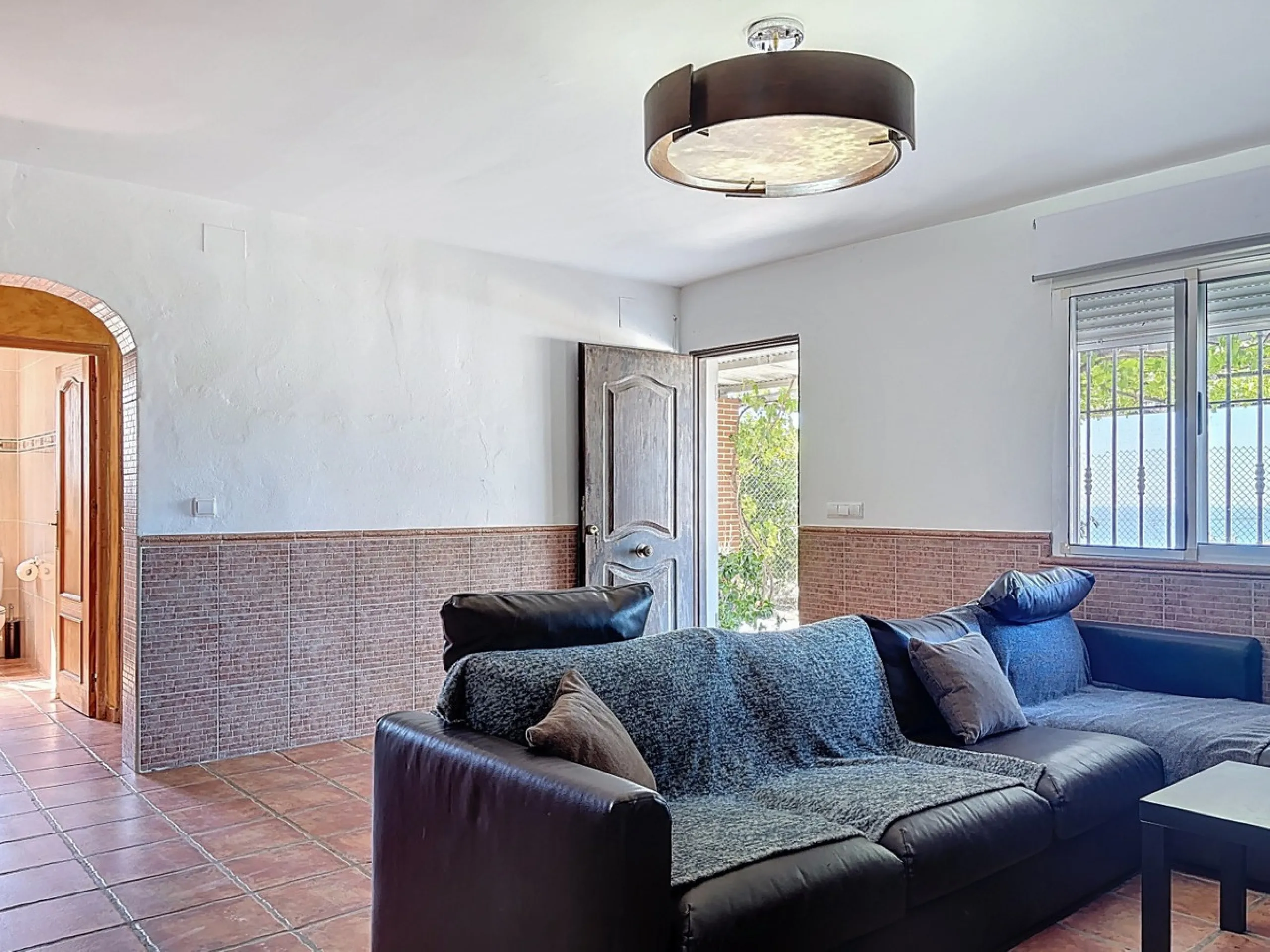 Nestled in the peaceful hills of Almayate Alto, this charming finca offers a rare opportunity to enjoy country living with breathtaking sea views. The property features a cozy 80m2 house with three bedrooms and one bathroom, ideal for those seeking a tran