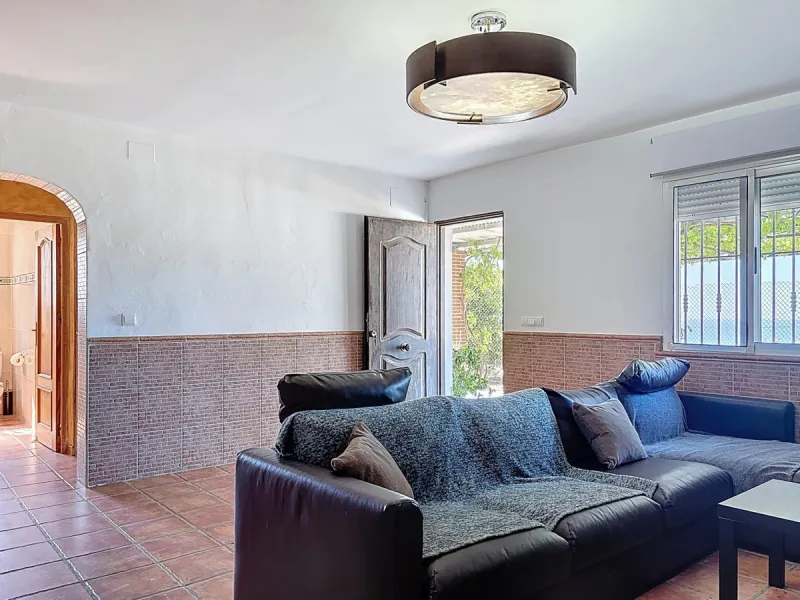 Nestled in the peaceful hills of Almayate Alto, this charming finca offers a rare opportunity to enjoy country living with breathtaking sea views. The property features a cozy 80m2 house with three bedrooms and one bathroom, ideal for those seeking a tran