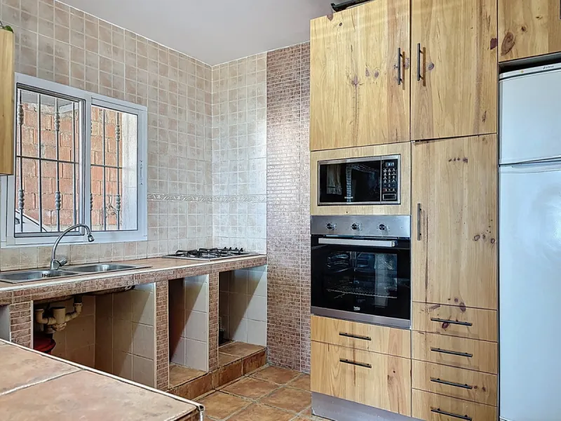 Nestled in the peaceful hills of Almayate Alto, this charming finca offers a rare opportunity to enjoy country living with breathtaking sea views. The property features a cozy 80m2 house with three bedrooms and one bathroom, ideal for those seeking a tran