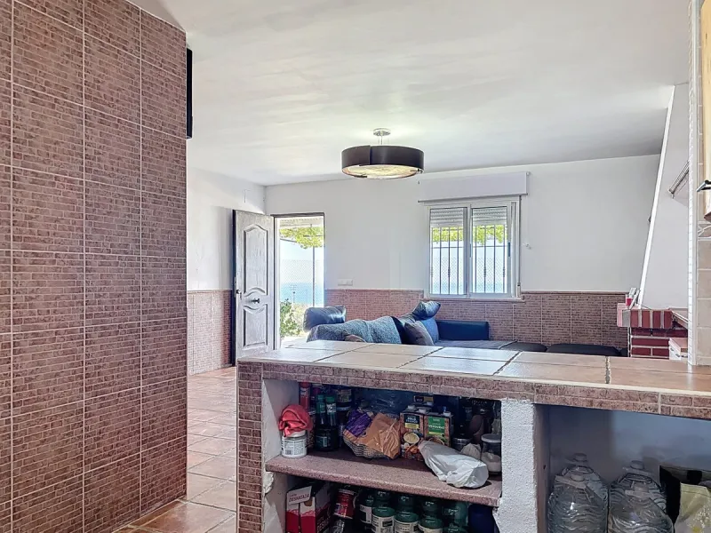 Nestled in the peaceful hills of Almayate Alto, this charming finca offers a rare opportunity to enjoy country living with breathtaking sea views. The property features a cozy 80m2 house with three bedrooms and one bathroom, ideal for those seeking a tran