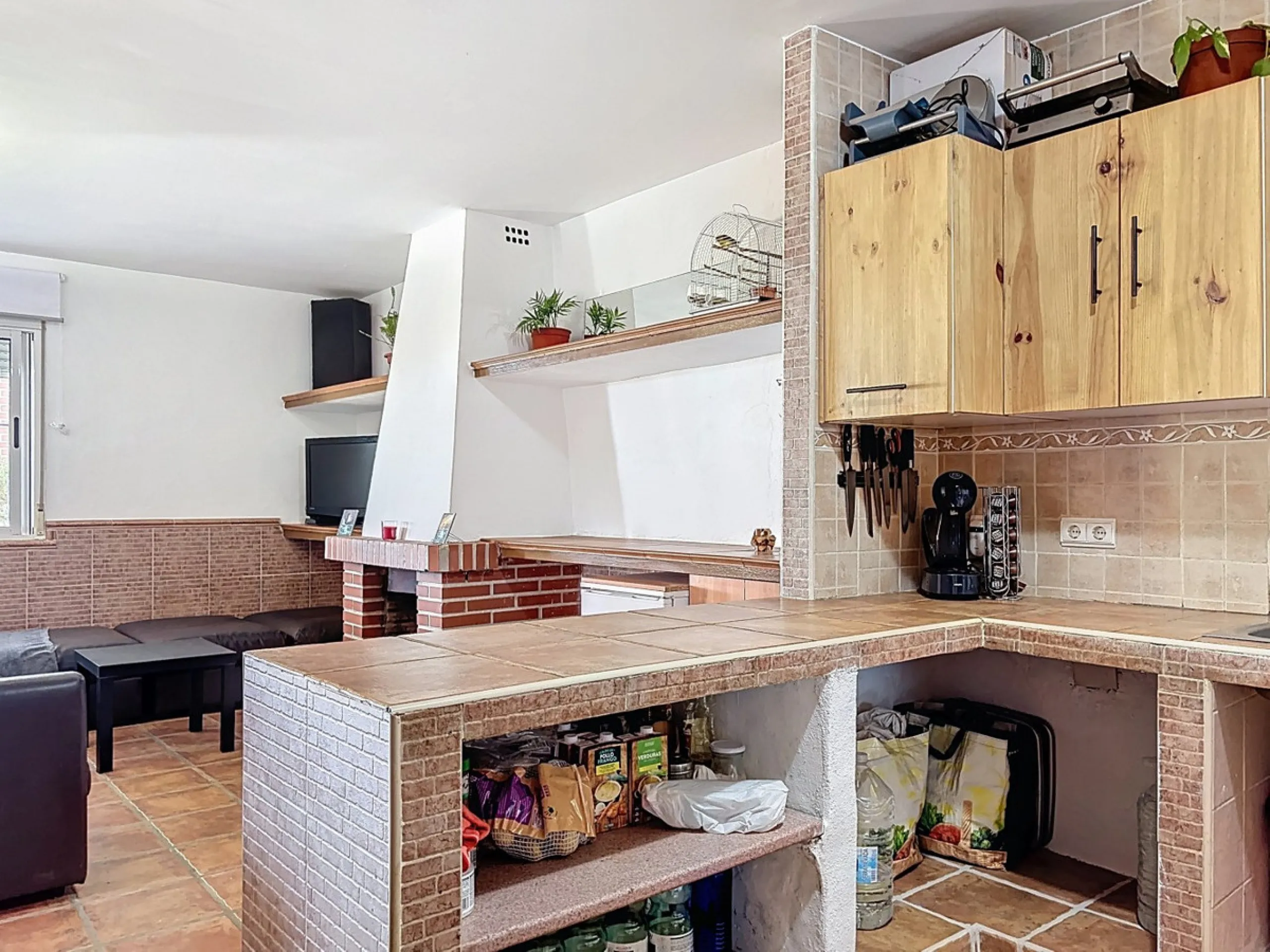 Nestled in the peaceful hills of Almayate Alto, this charming finca offers a rare opportunity to enjoy country living with breathtaking sea views. The property features a cozy 80m2 house with three bedrooms and one bathroom, ideal for those seeking a tran