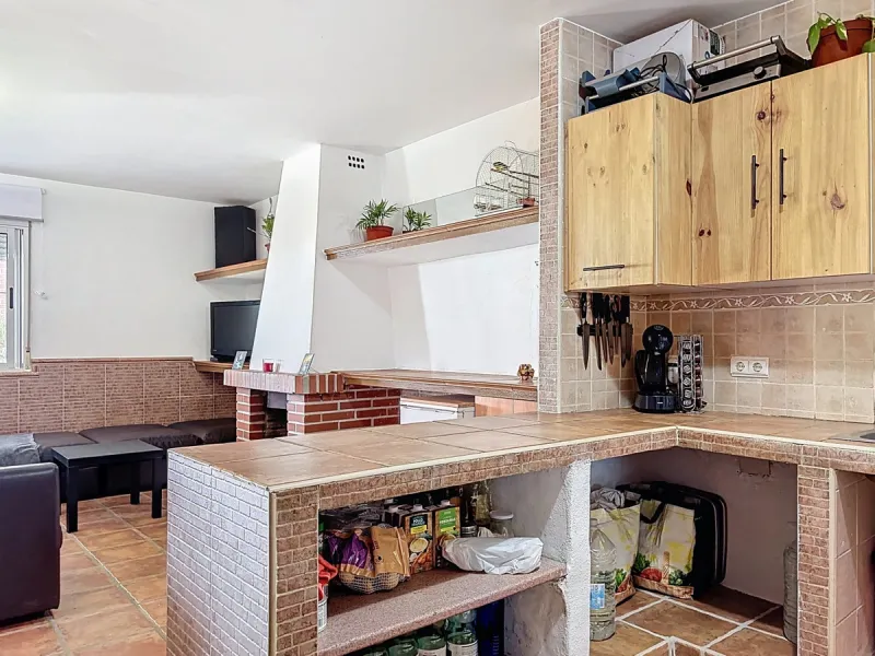 Nestled in the peaceful hills of Almayate Alto, this charming finca offers a rare opportunity to enjoy country living with breathtaking sea views. The property features a cozy 80m2 house with three bedrooms and one bathroom, ideal for those seeking a tran