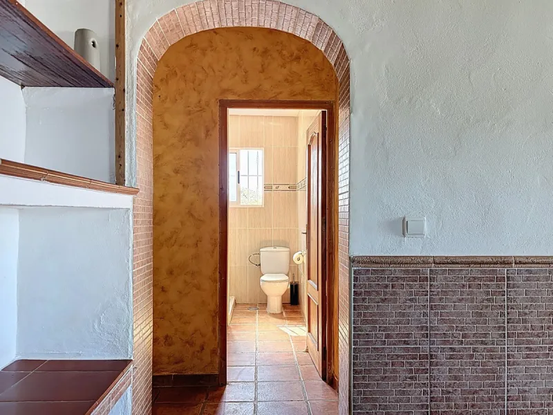 Nestled in the peaceful hills of Almayate Alto, this charming finca offers a rare opportunity to enjoy country living with breathtaking sea views. The property features a cozy 80m2 house with three bedrooms and one bathroom, ideal for those seeking a tran
