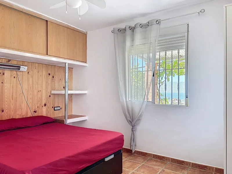 Nestled in the peaceful hills of Almayate Alto, this charming finca offers a rare opportunity to enjoy country living with breathtaking sea views. The property features a cozy 80m2 house with three bedrooms and one bathroom, ideal for those seeking a tran