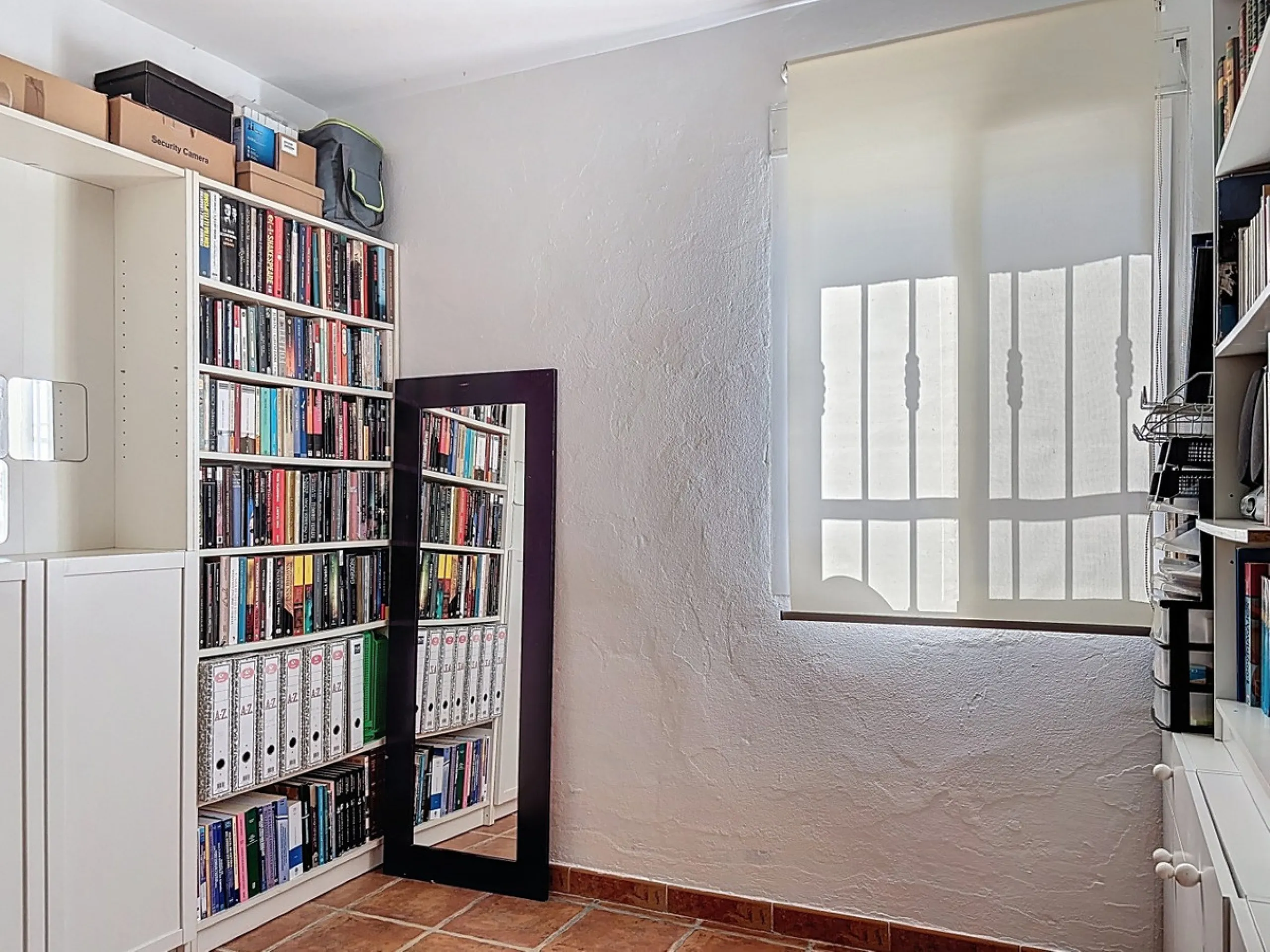 Nestled in the peaceful hills of Almayate Alto, this charming finca offers a rare opportunity to enjoy country living with breathtaking sea views. The property features a cozy 80m2 house with three bedrooms and one bathroom, ideal for those seeking a tran