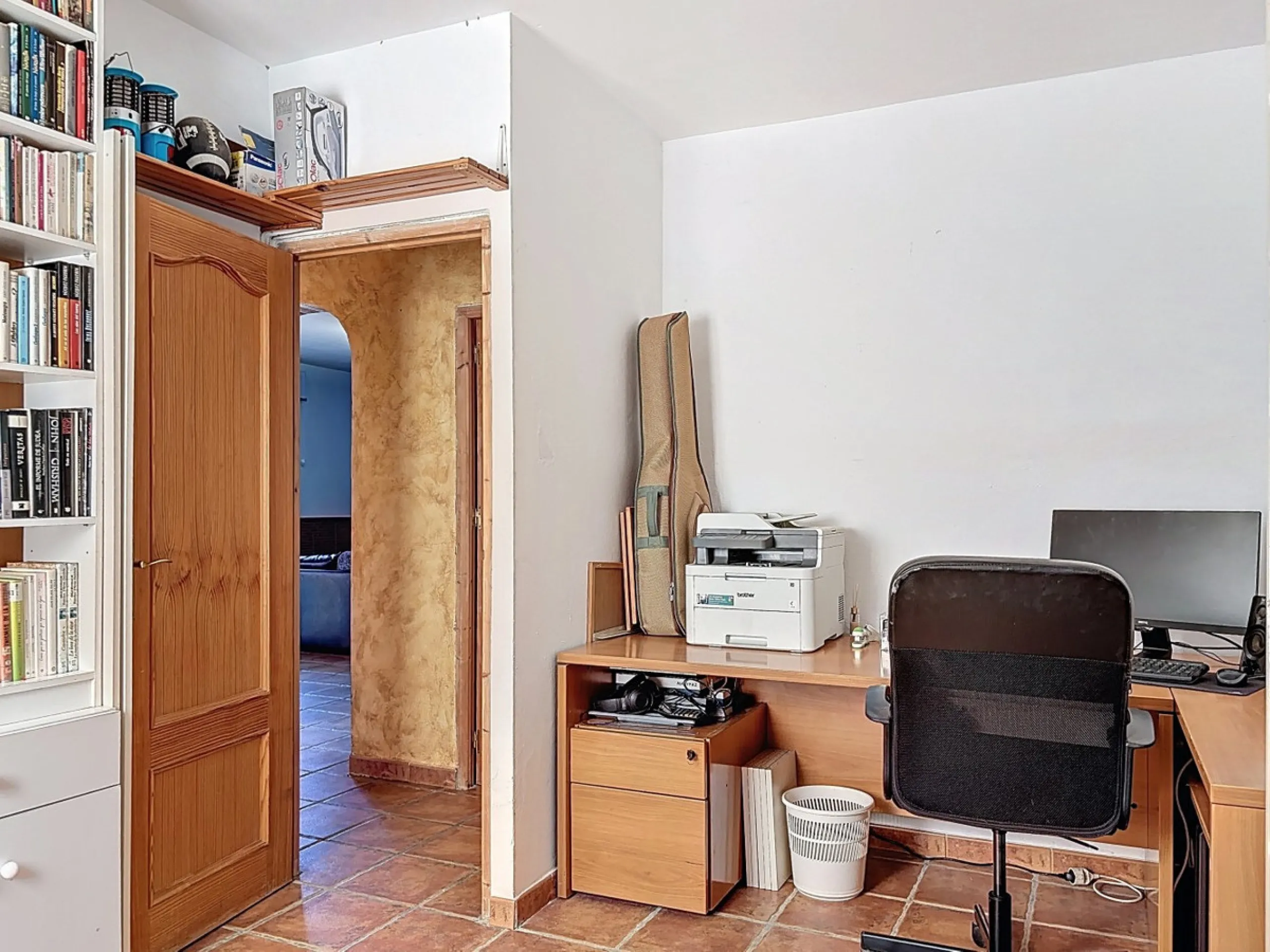 Nestled in the peaceful hills of Almayate Alto, this charming finca offers a rare opportunity to enjoy country living with breathtaking sea views. The property features a cozy 80m2 house with three bedrooms and one bathroom, ideal for those seeking a tran