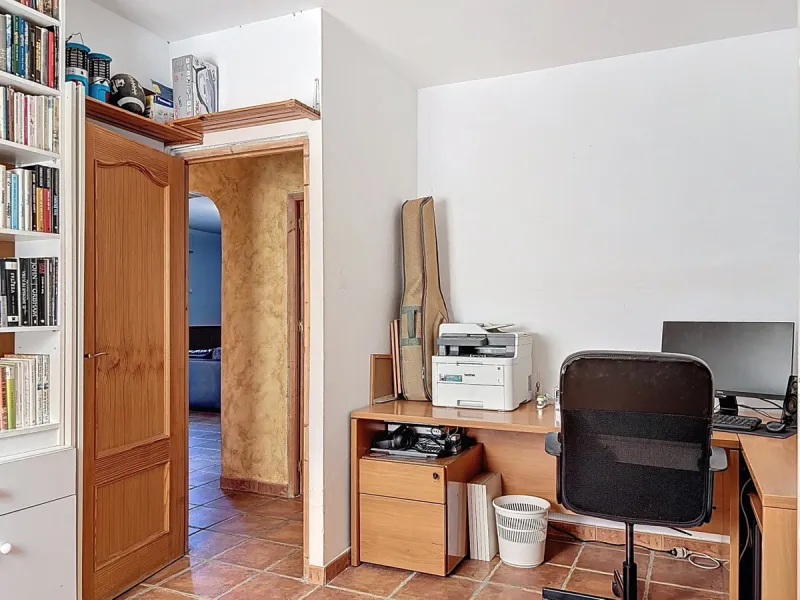 Nestled in the peaceful hills of Almayate Alto, this charming finca offers a rare opportunity to enjoy country living with breathtaking sea views. The property features a cozy 80m2 house with three bedrooms and one bathroom, ideal for those seeking a tran