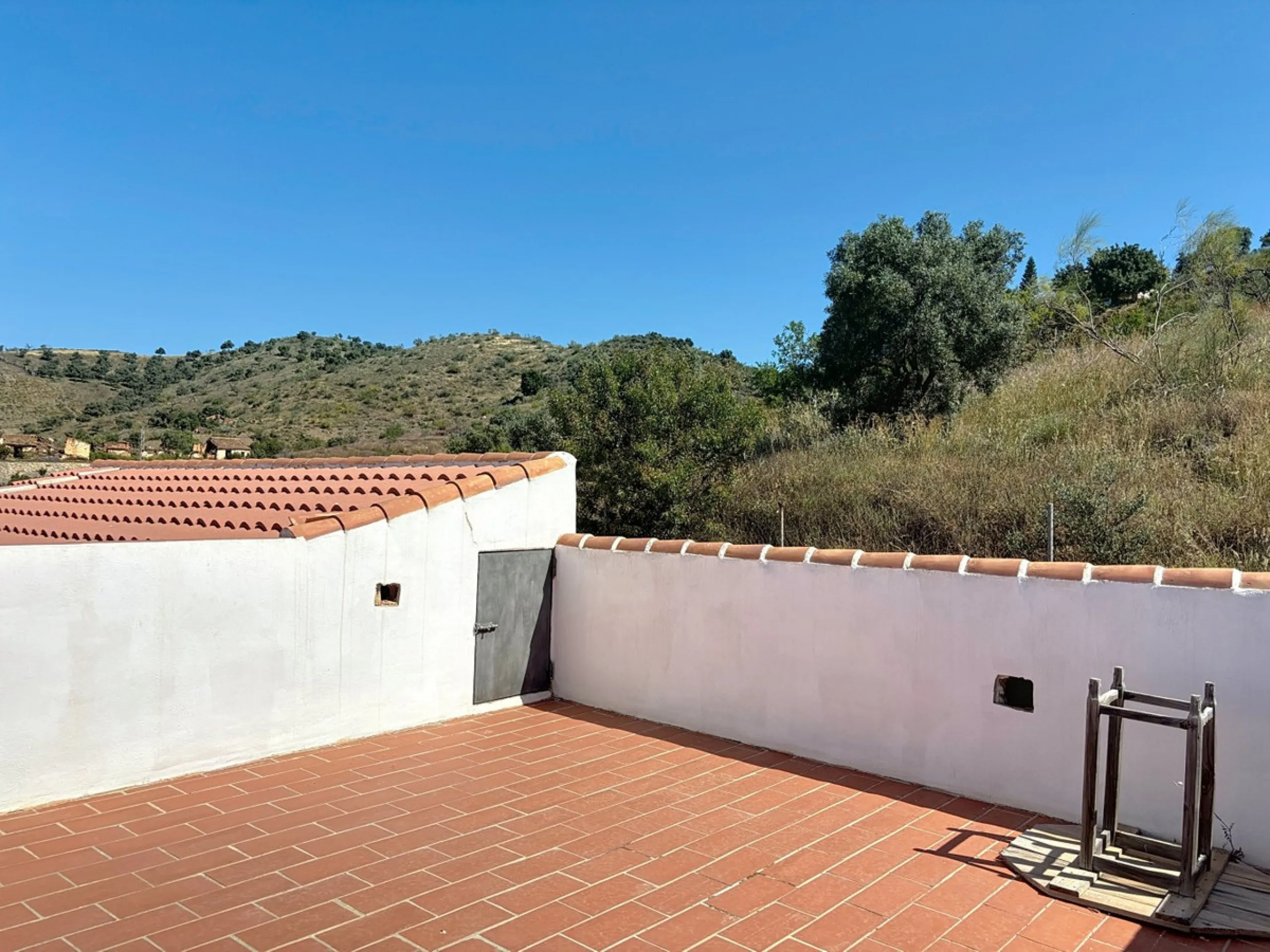Nestled in the peaceful hills of Almayate Alto, this charming finca offers a rare opportunity to enjoy country living with breathtaking sea views. The property features a cozy 80m2 house with three bedrooms and one bathroom, ideal for those seeking a tran
