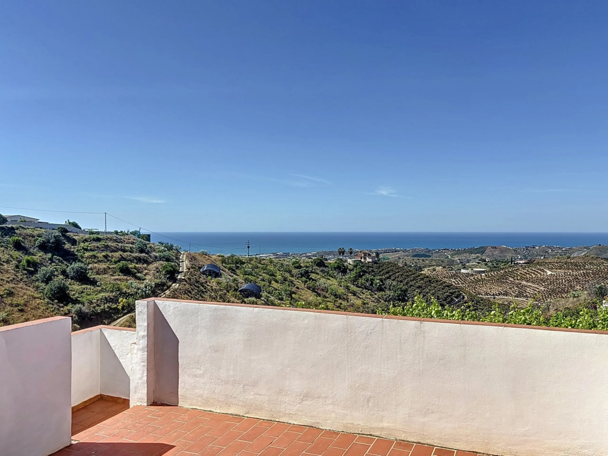 Nestled in the peaceful hills of Almayate Alto, this charming finca offers a rare opportunity to enjoy country living with breathtaking sea views. The property features a cozy 80m2 house with three bedrooms and one bathroom, ideal for those seeking a tran