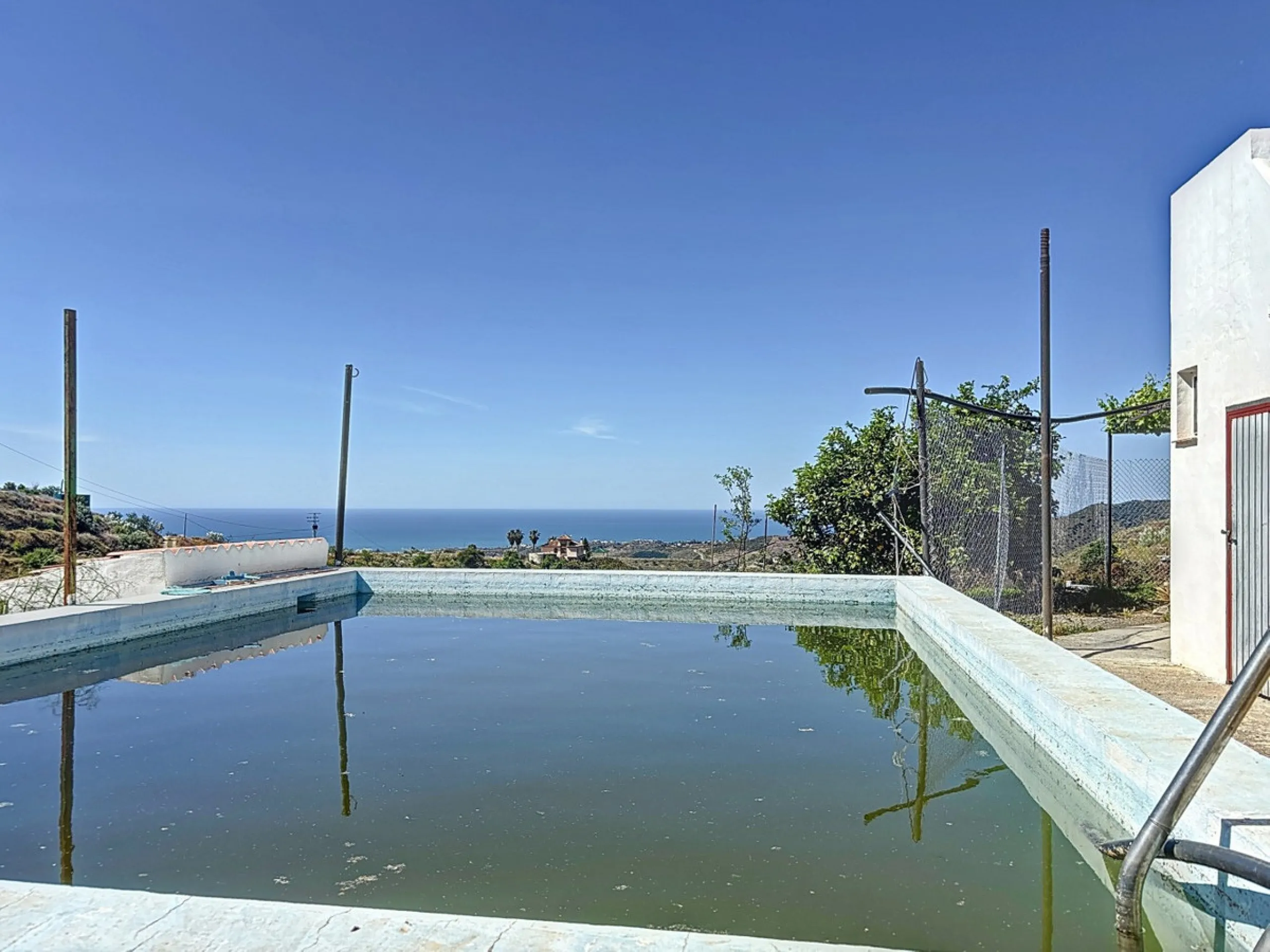 Nestled in the peaceful hills of Almayate Alto, this charming finca offers a rare opportunity to enjoy country living with breathtaking sea views. The property features a cozy 80m2 house with three bedrooms and one bathroom, ideal for those seeking a tran