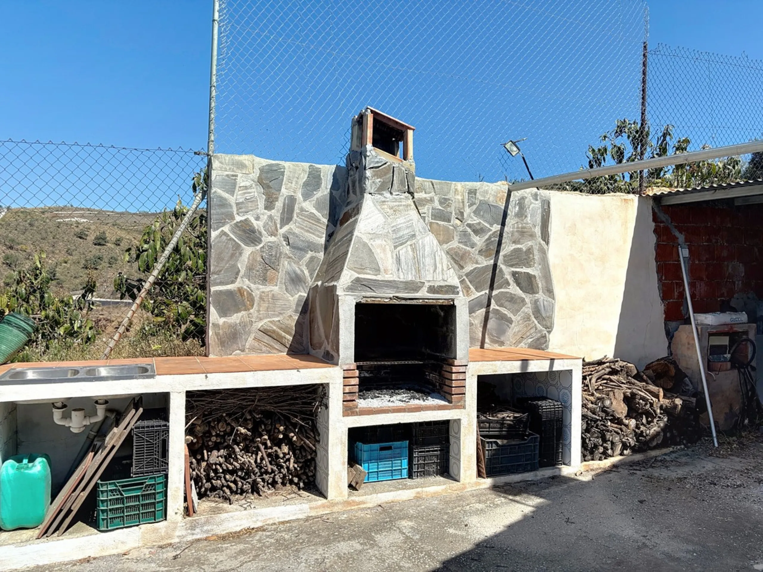 Nestled in the peaceful hills of Almayate Alto, this charming finca offers a rare opportunity to enjoy country living with breathtaking sea views. The property features a cozy 80m2 house with three bedrooms and one bathroom, ideal for those seeking a tran