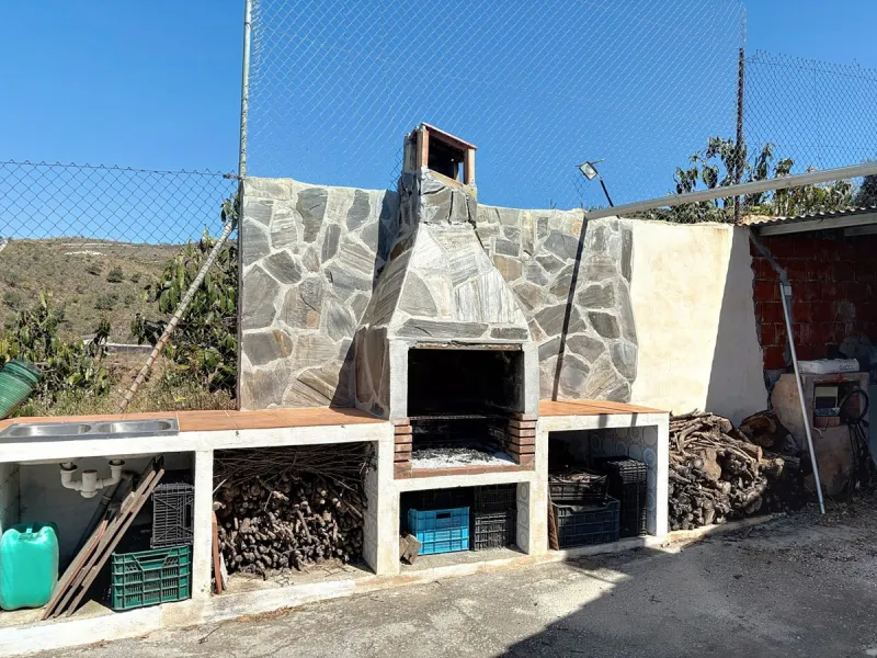 Nestled in the peaceful hills of Almayate Alto, this charming finca offers a rare opportunity to enjoy country living with breathtaking sea views. The property features a cozy 80m2 house with three bedrooms and one bathroom, ideal for those seeking a tran