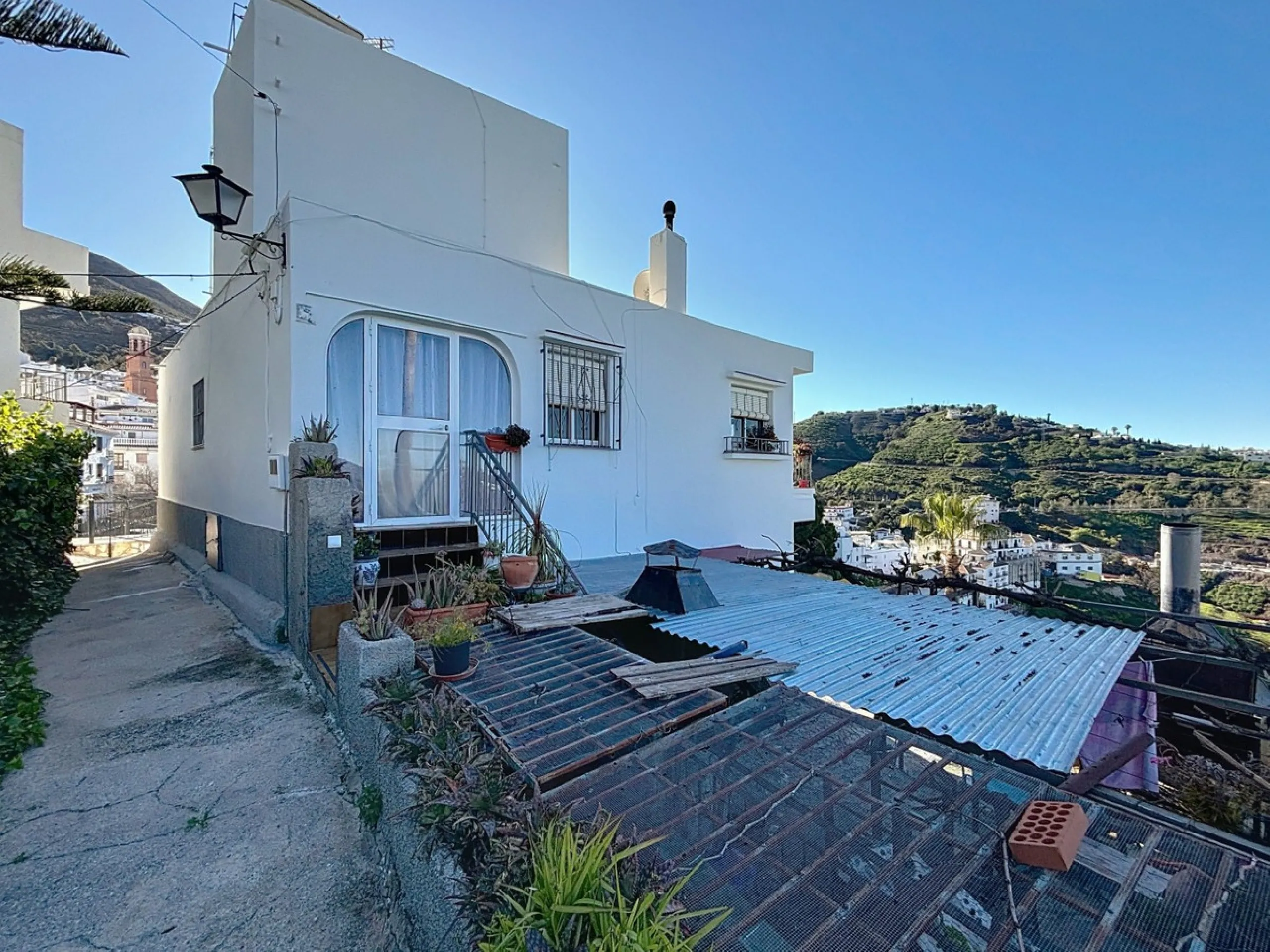 Situated in the charming, whitewashed village of Cómpeta, this versatile house offers an ideal setup for private use, rental investment, or multi-generational living. Divided into three independent apartments, it provides great flexibility whether youre l
