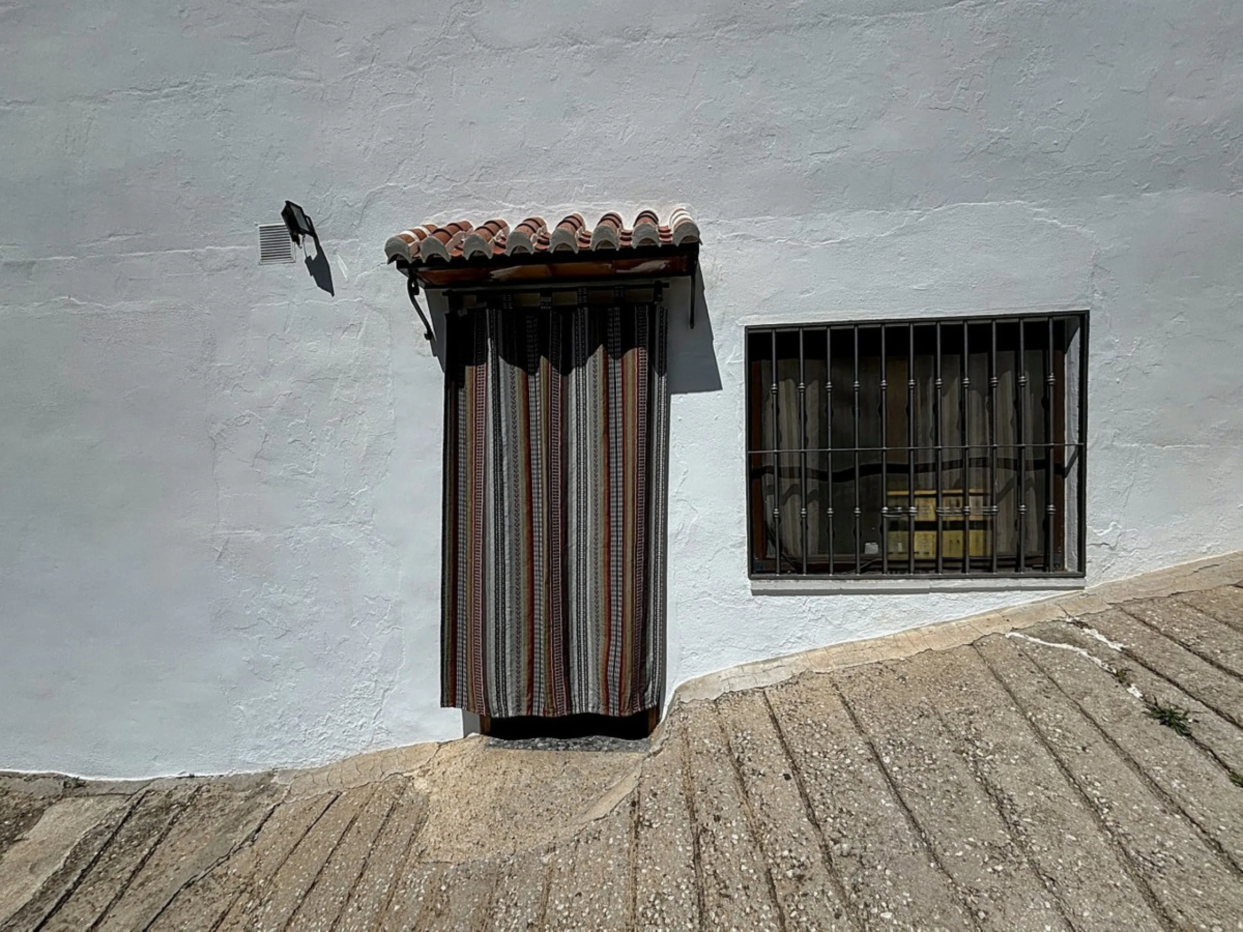 Situated in the charming, whitewashed village of Cómpeta, this versatile house offers an ideal setup for private use, rental investment, or multi-generational living. Divided into three independent apartments, it provides great flexibility whether youre l