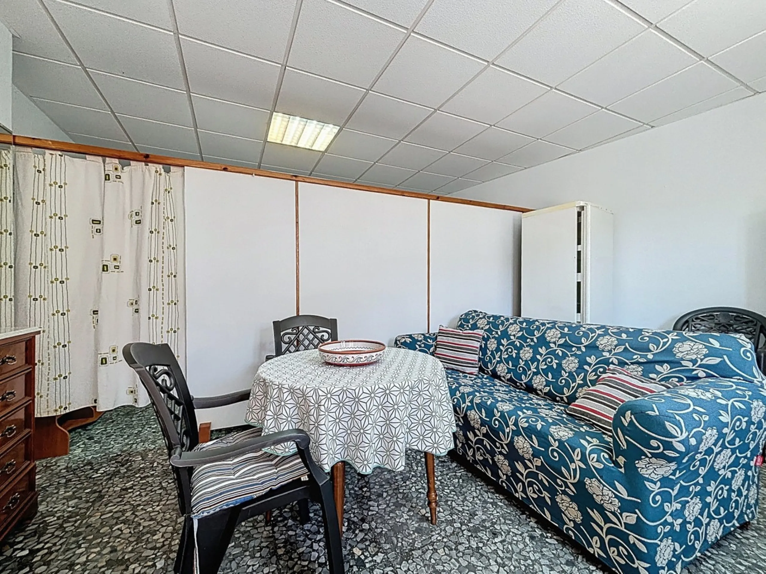 Situated in the charming, whitewashed village of Cómpeta, this versatile house offers an ideal setup for private use, rental investment, or multi-generational living. Divided into three independent apartments, it provides great flexibility whether youre l