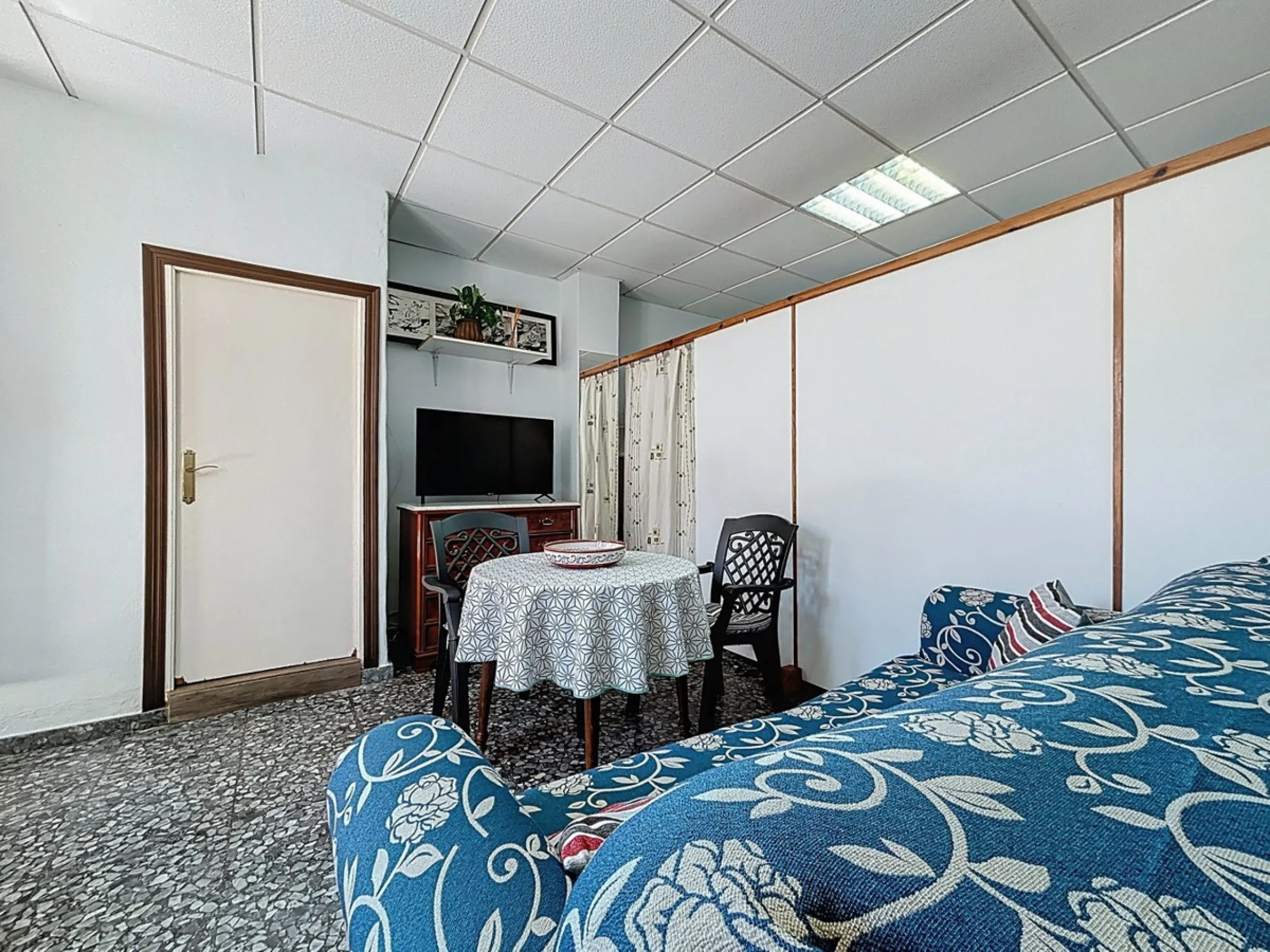 Situated in the charming, whitewashed village of Cómpeta, this versatile house offers an ideal setup for private use, rental investment, or multi-generational living. Divided into three independent apartments, it provides great flexibility whether youre l