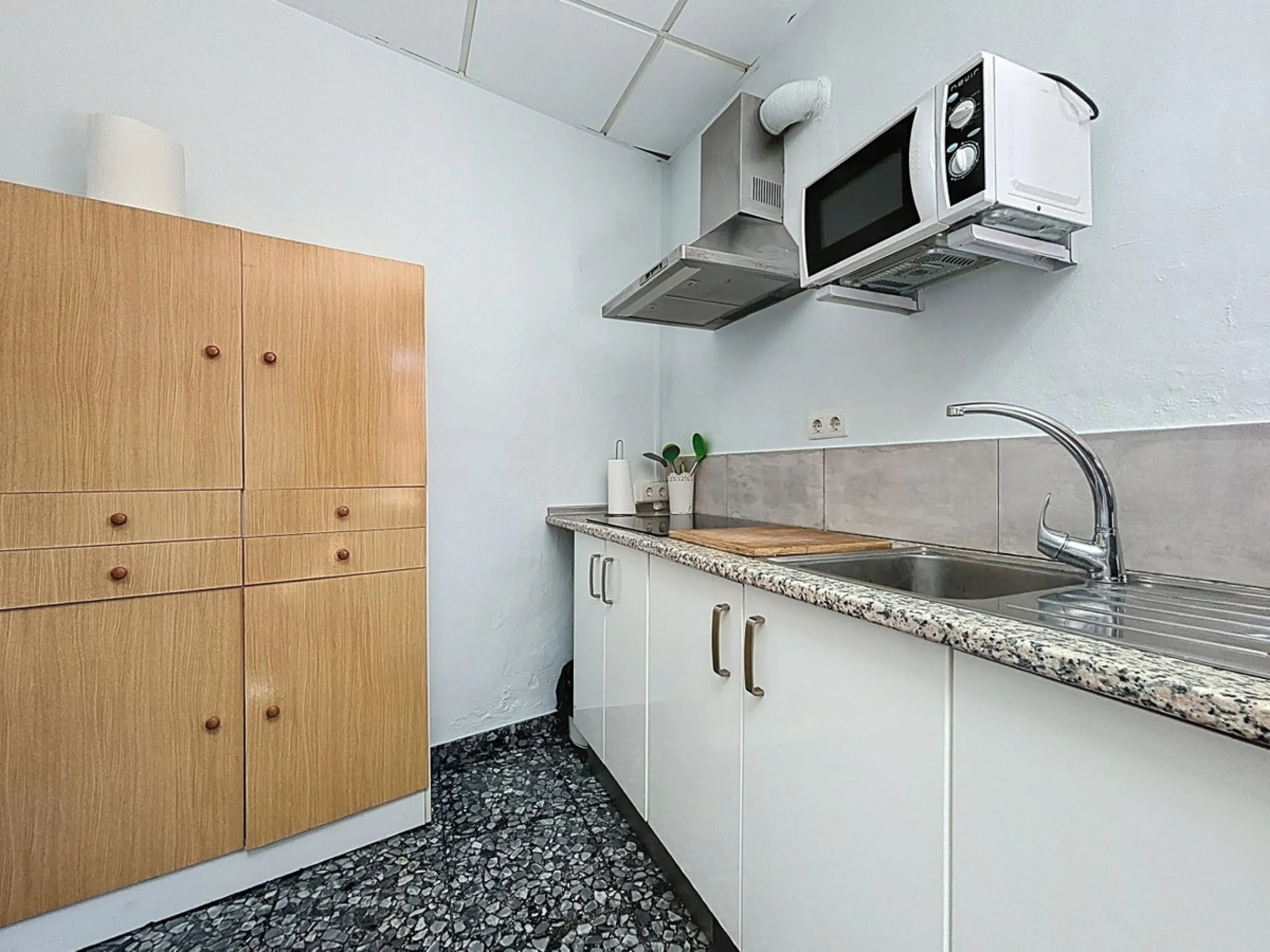 Situated in the charming, whitewashed village of Cómpeta, this versatile house offers an ideal setup for private use, rental investment, or multi-generational living. Divided into three independent apartments, it provides great flexibility whether youre l