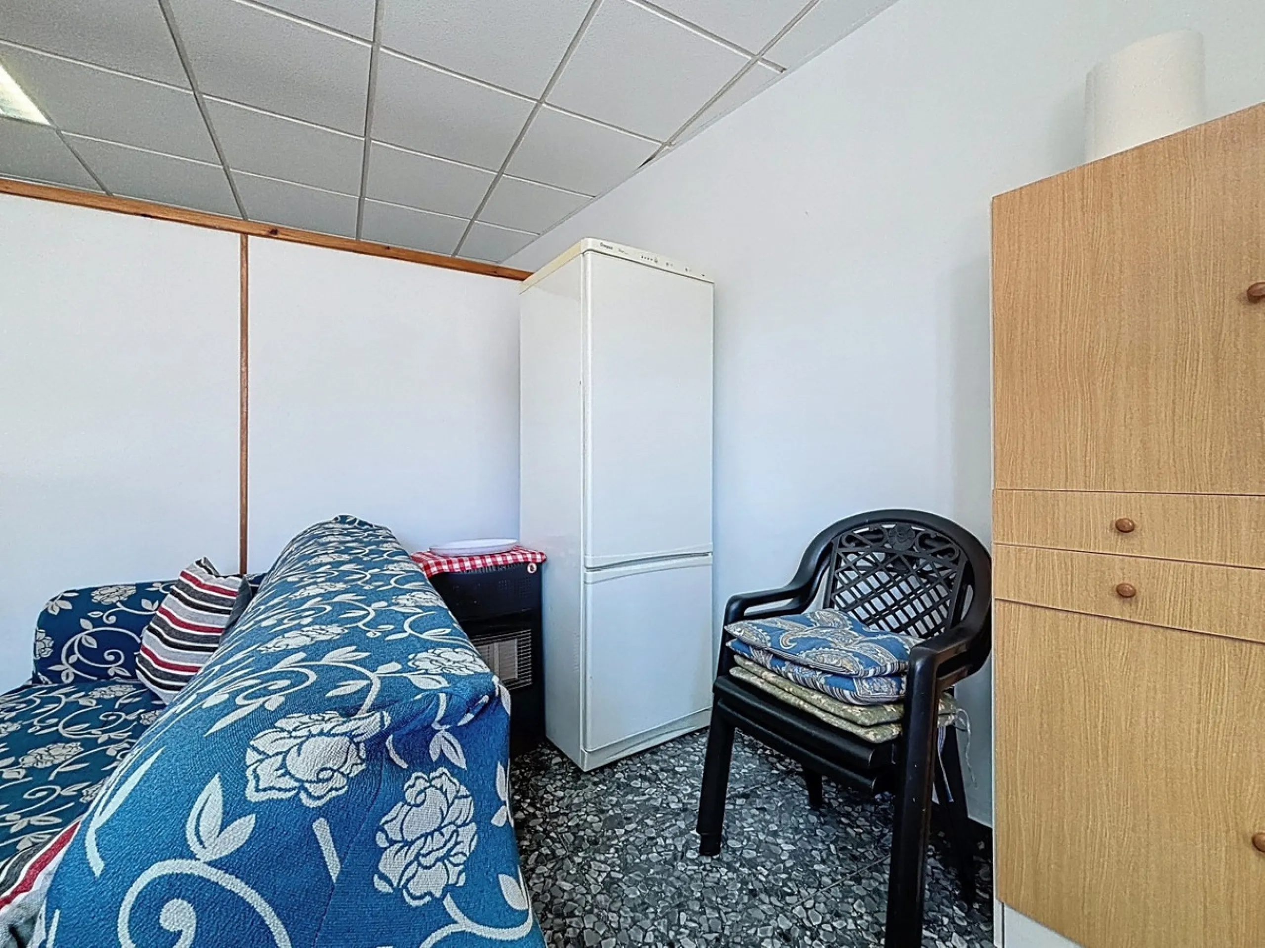 Situated in the charming, whitewashed village of Cómpeta, this versatile house offers an ideal setup for private use, rental investment, or multi-generational living. Divided into three independent apartments, it provides great flexibility whether youre l