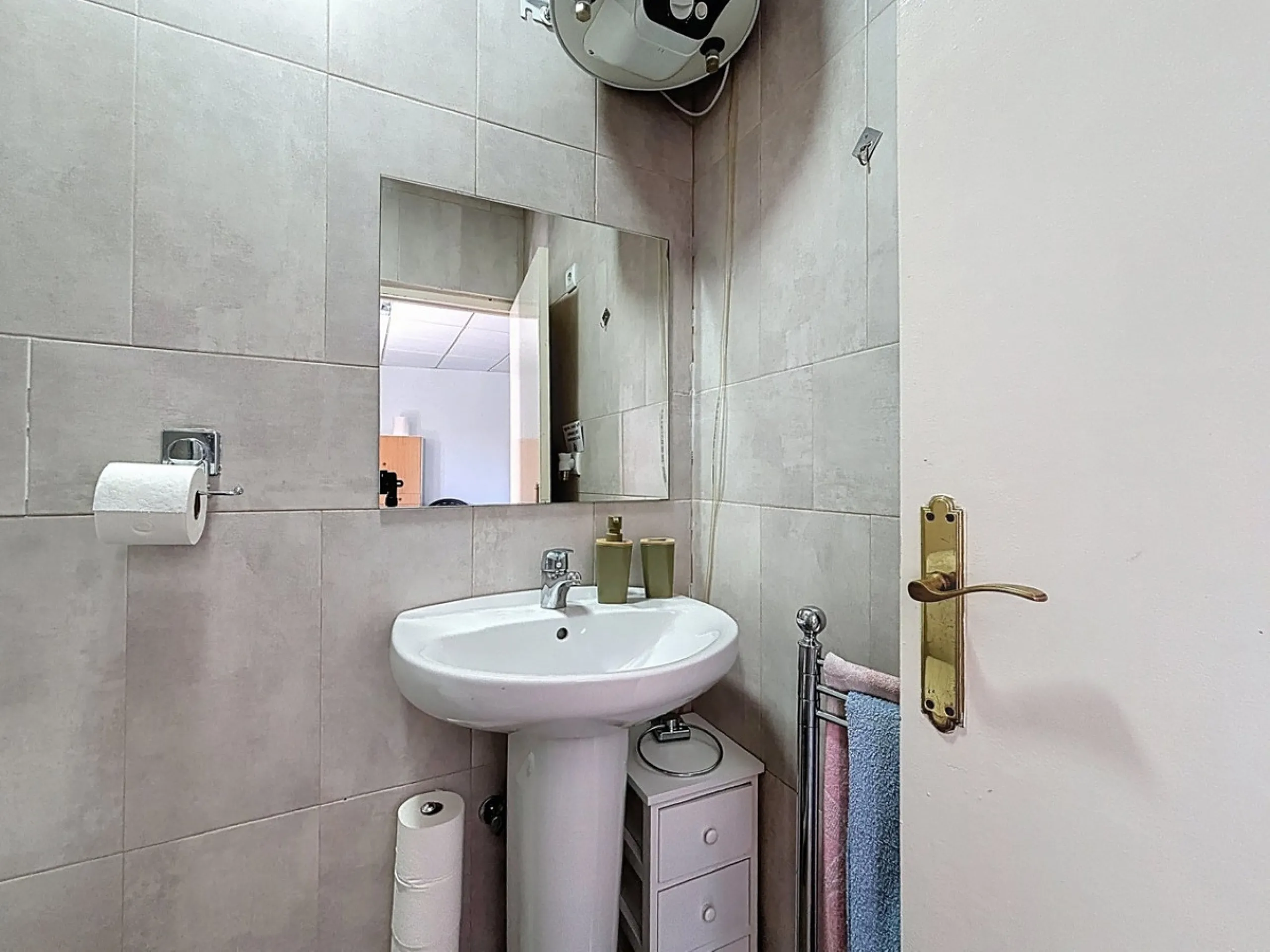 Situated in the charming, whitewashed village of Cómpeta, this versatile house offers an ideal setup for private use, rental investment, or multi-generational living. Divided into three independent apartments, it provides great flexibility whether youre l