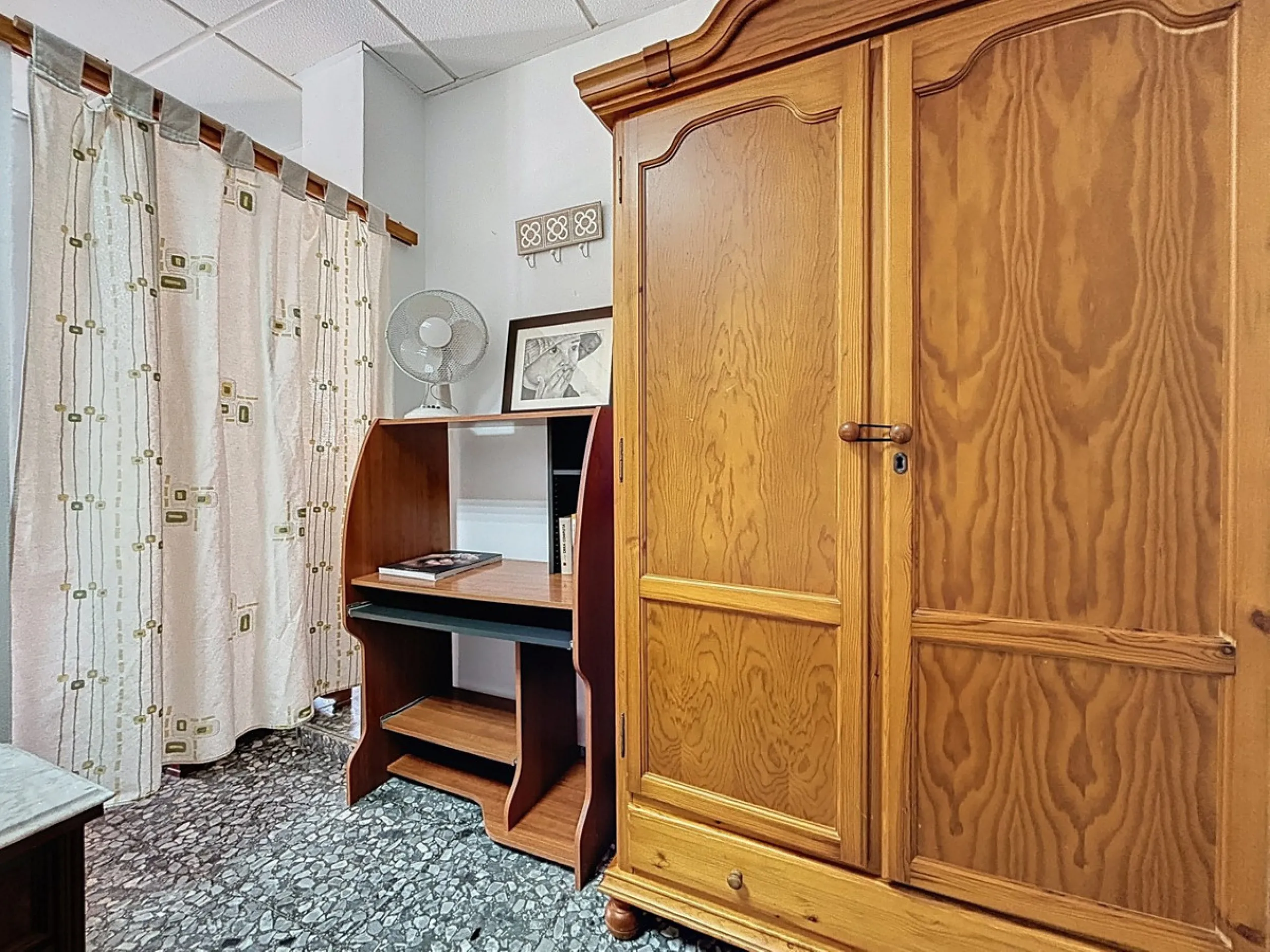 Situated in the charming, whitewashed village of Cómpeta, this versatile house offers an ideal setup for private use, rental investment, or multi-generational living. Divided into three independent apartments, it provides great flexibility whether youre l