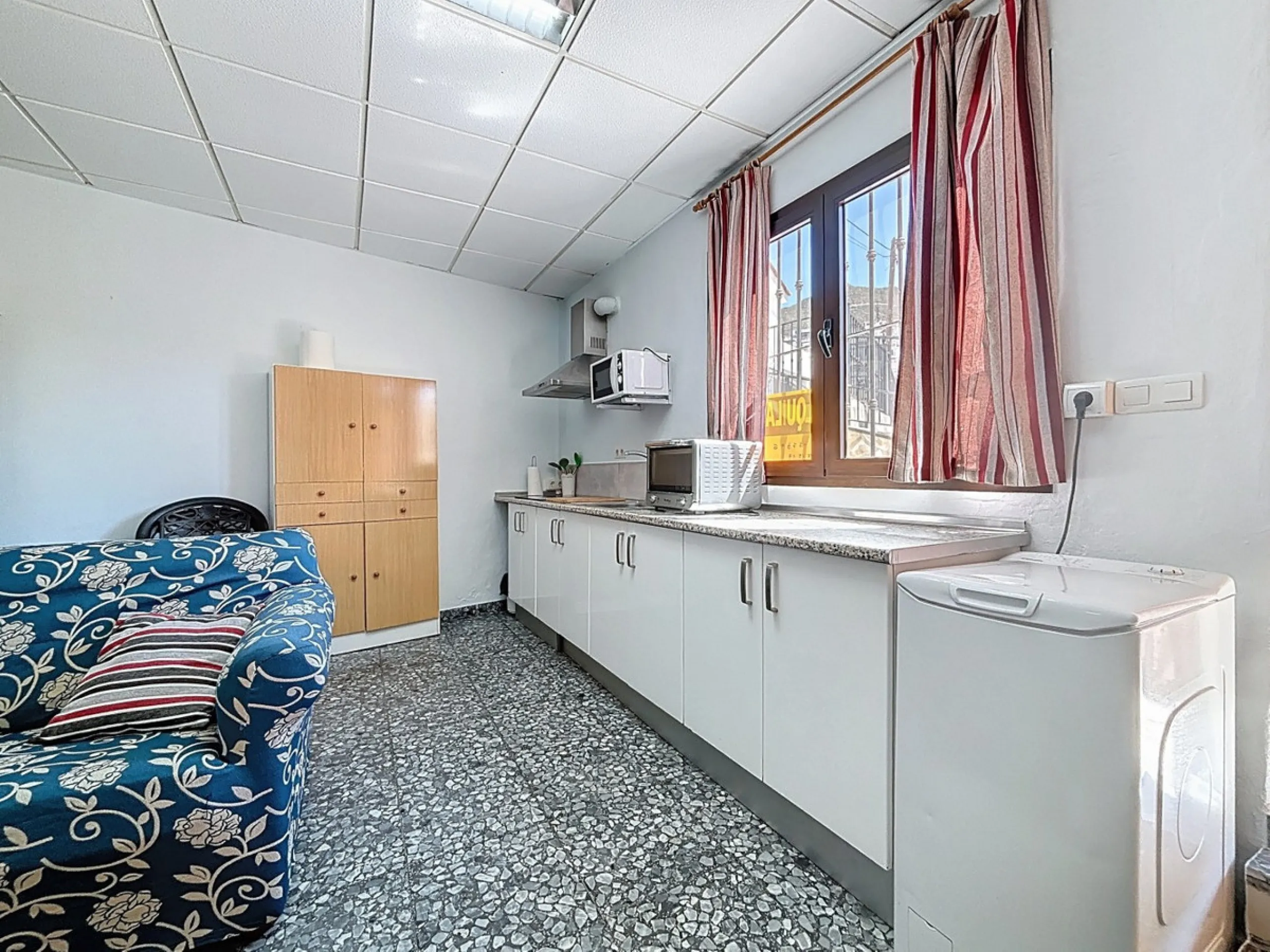 Situated in the charming, whitewashed village of Cómpeta, this versatile house offers an ideal setup for private use, rental investment, or multi-generational living. Divided into three independent apartments, it provides great flexibility whether youre l