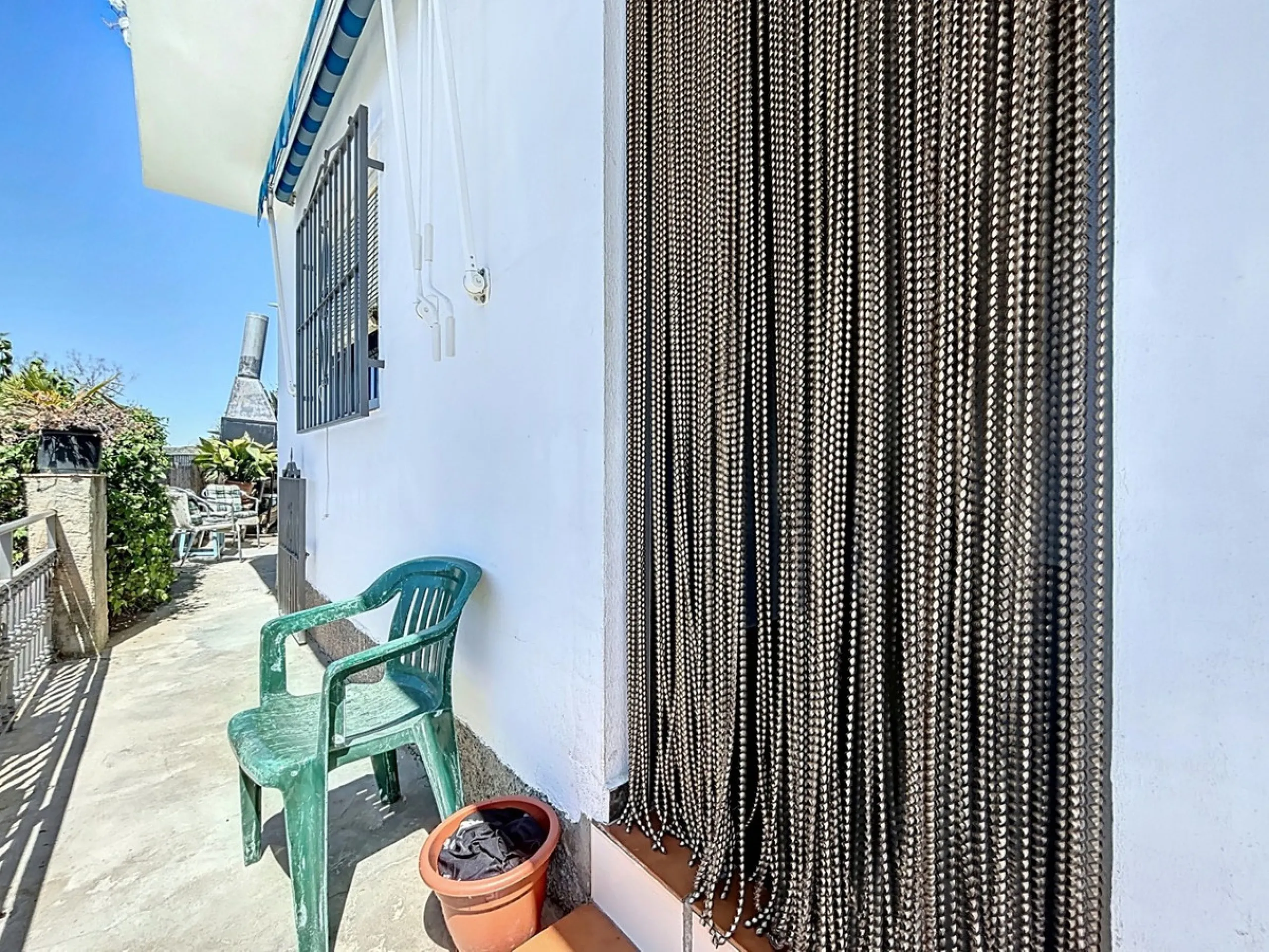 Situated in the charming, whitewashed village of Cómpeta, this versatile house offers an ideal setup for private use, rental investment, or multi-generational living. Divided into three independent apartments, it provides great flexibility whether youre l