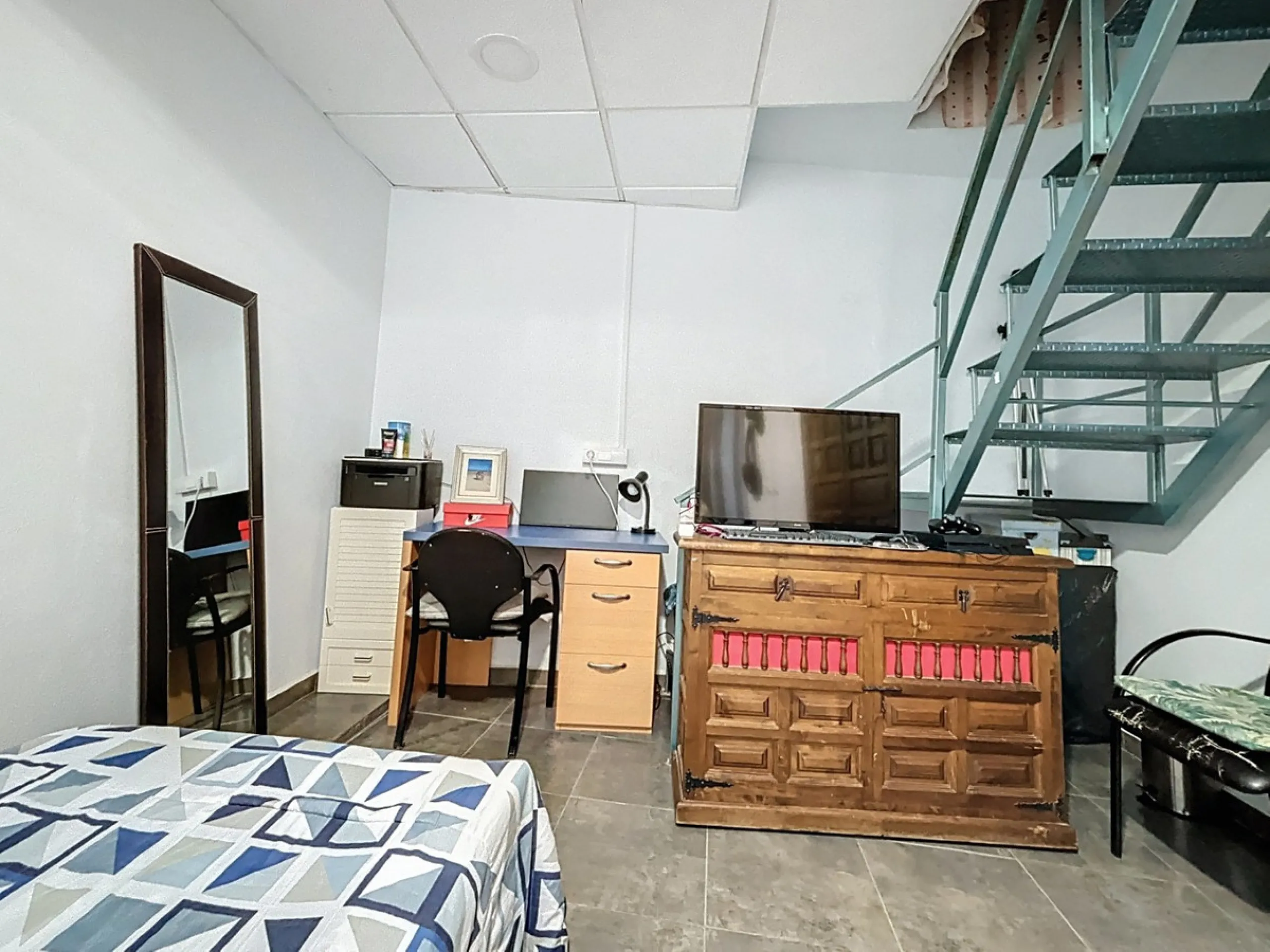 Situated in the charming, whitewashed village of Cómpeta, this versatile house offers an ideal setup for private use, rental investment, or multi-generational living. Divided into three independent apartments, it provides great flexibility whether youre l