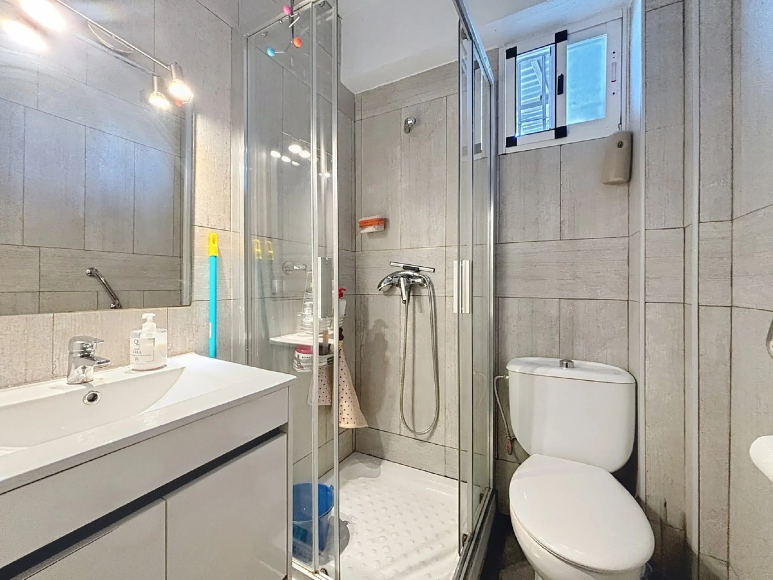 Situated in the charming, whitewashed village of Cómpeta, this versatile house offers an ideal setup for private use, rental investment, or multi-generational living. Divided into three independent apartments, it provides great flexibility whether youre l