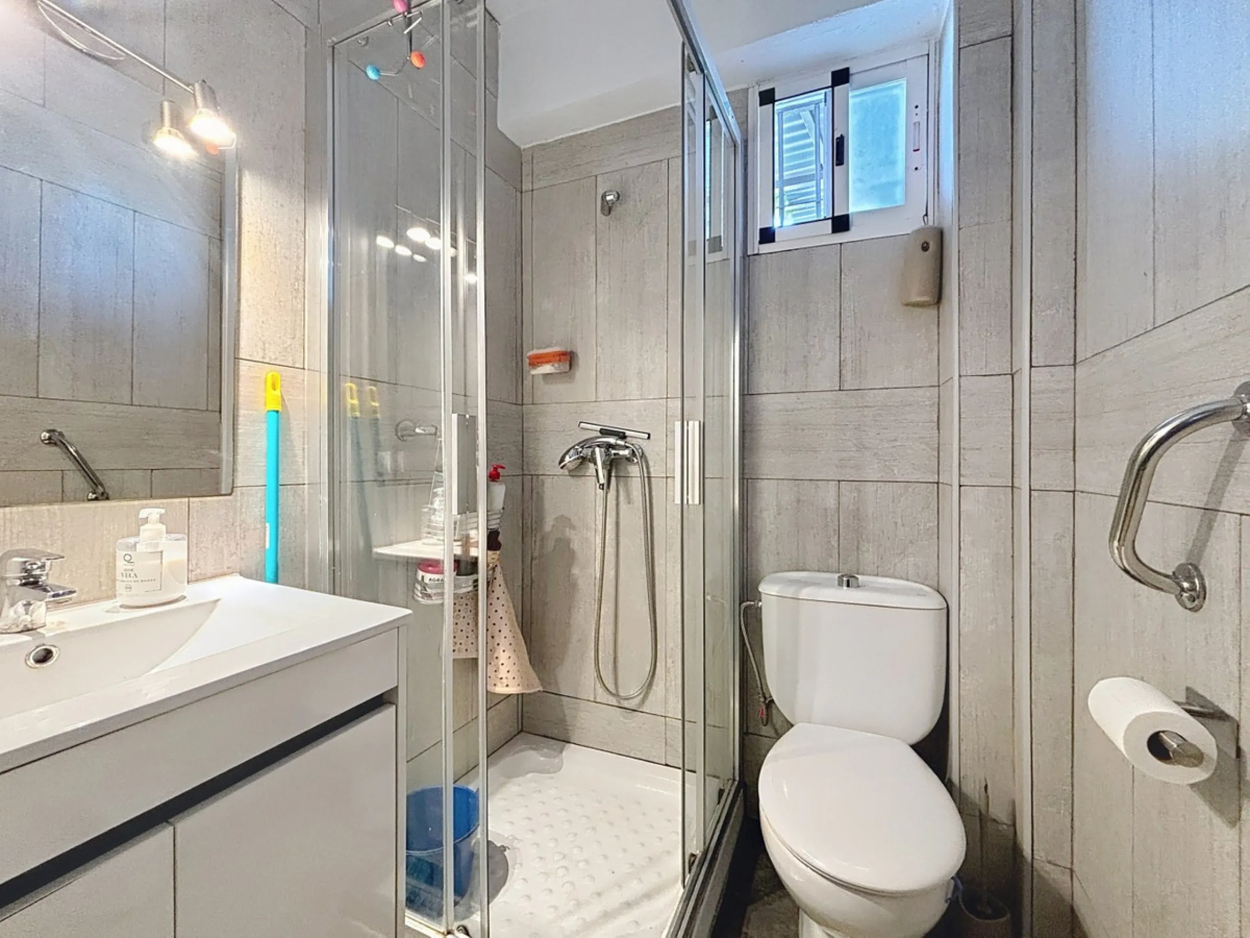 Situated in the charming, whitewashed village of Cómpeta, this versatile house offers an ideal setup for private use, rental investment, or multi-generational living. Divided into three independent apartments, it provides great flexibility whether youre l
