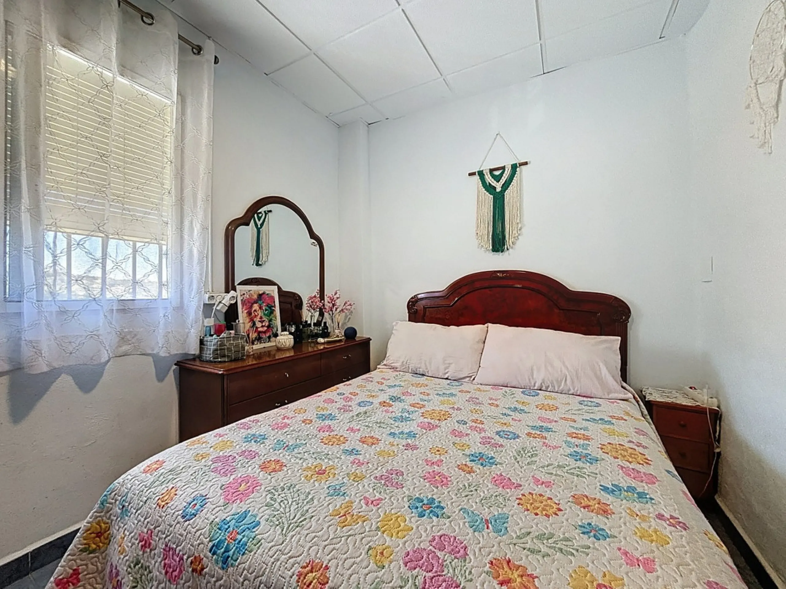 Situated in the charming, whitewashed village of Cómpeta, this versatile house offers an ideal setup for private use, rental investment, or multi-generational living. Divided into three independent apartments, it provides great flexibility whether youre l