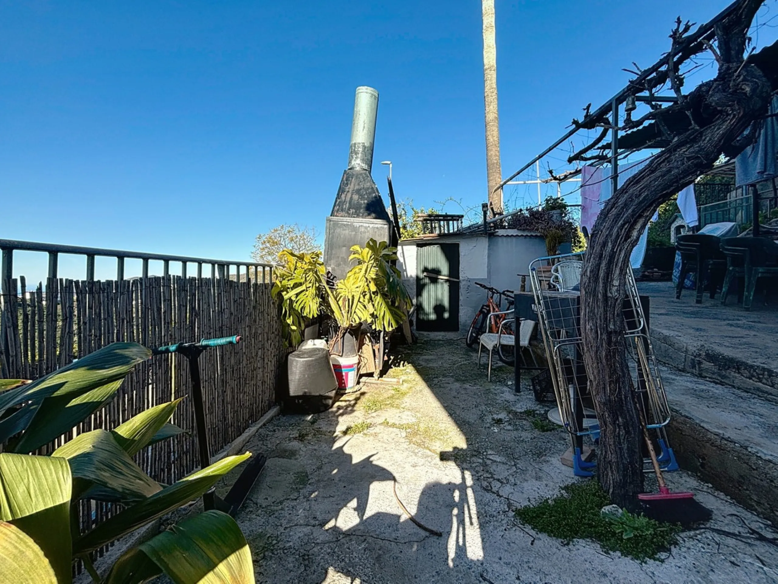 Situated in the charming, whitewashed village of Cómpeta, this versatile house offers an ideal setup for private use, rental investment, or multi-generational living. Divided into three independent apartments, it provides great flexibility whether youre l