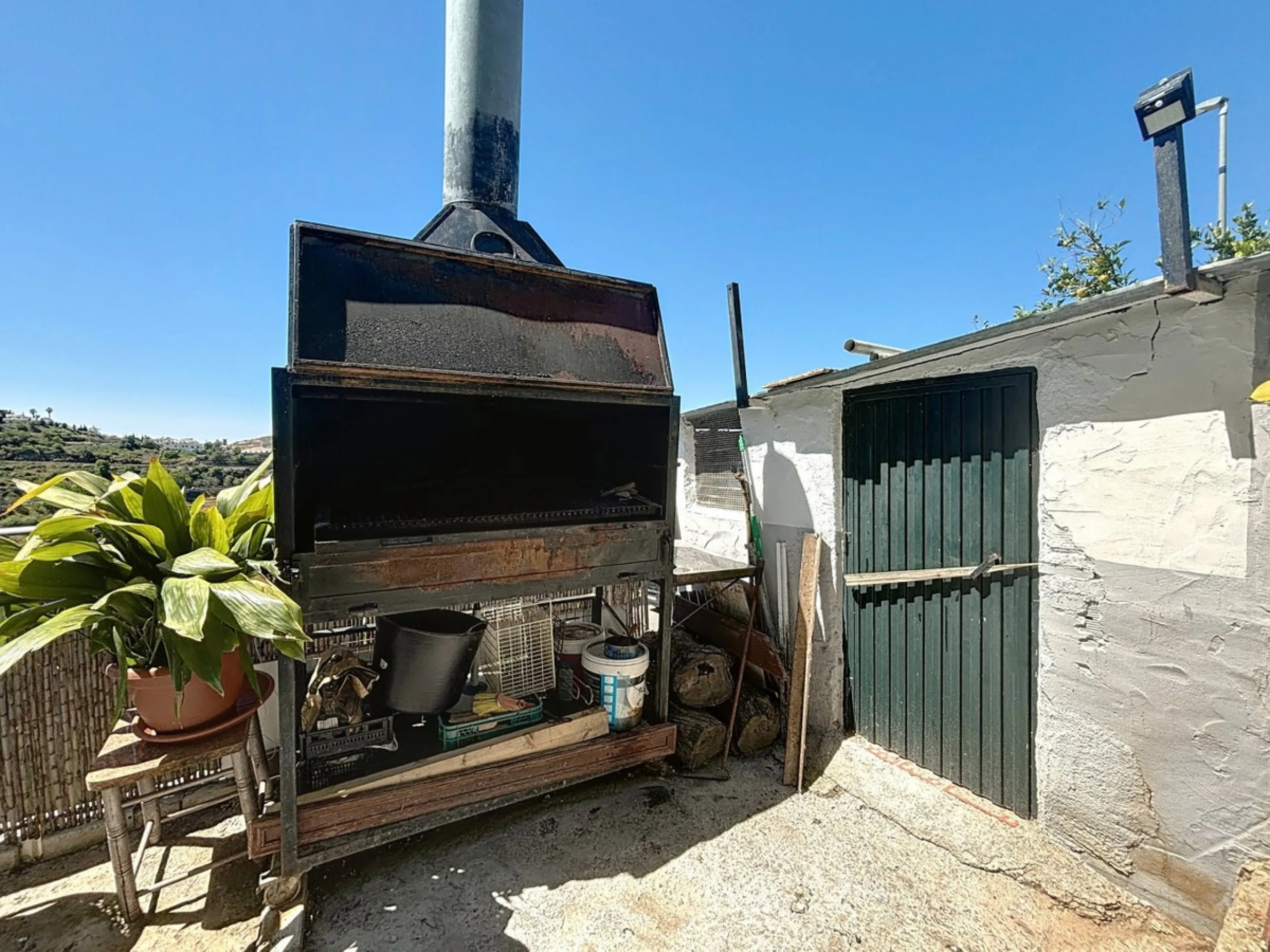 Situated in the charming, whitewashed village of Cómpeta, this versatile house offers an ideal setup for private use, rental investment, or multi-generational living. Divided into three independent apartments, it provides great flexibility whether youre l