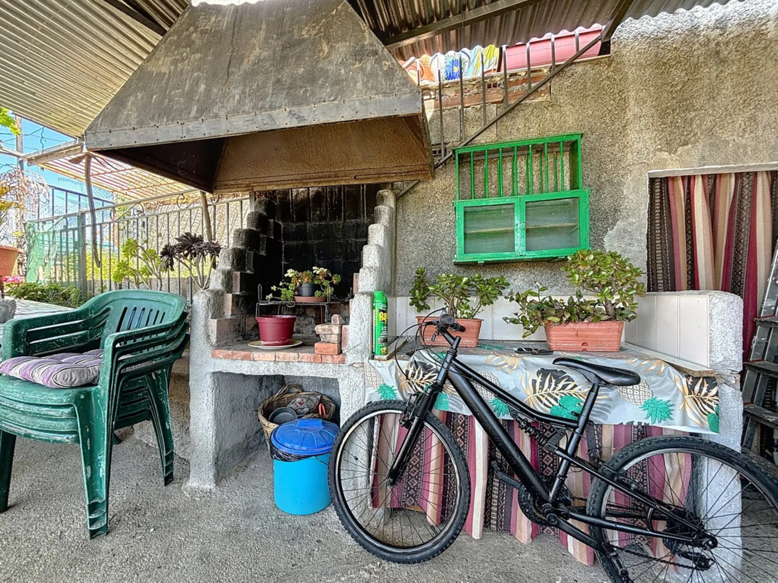 Situated in the charming, whitewashed village of Cómpeta, this versatile house offers an ideal setup for private use, rental investment, or multi-generational living. Divided into three independent apartments, it provides great flexibility whether youre l