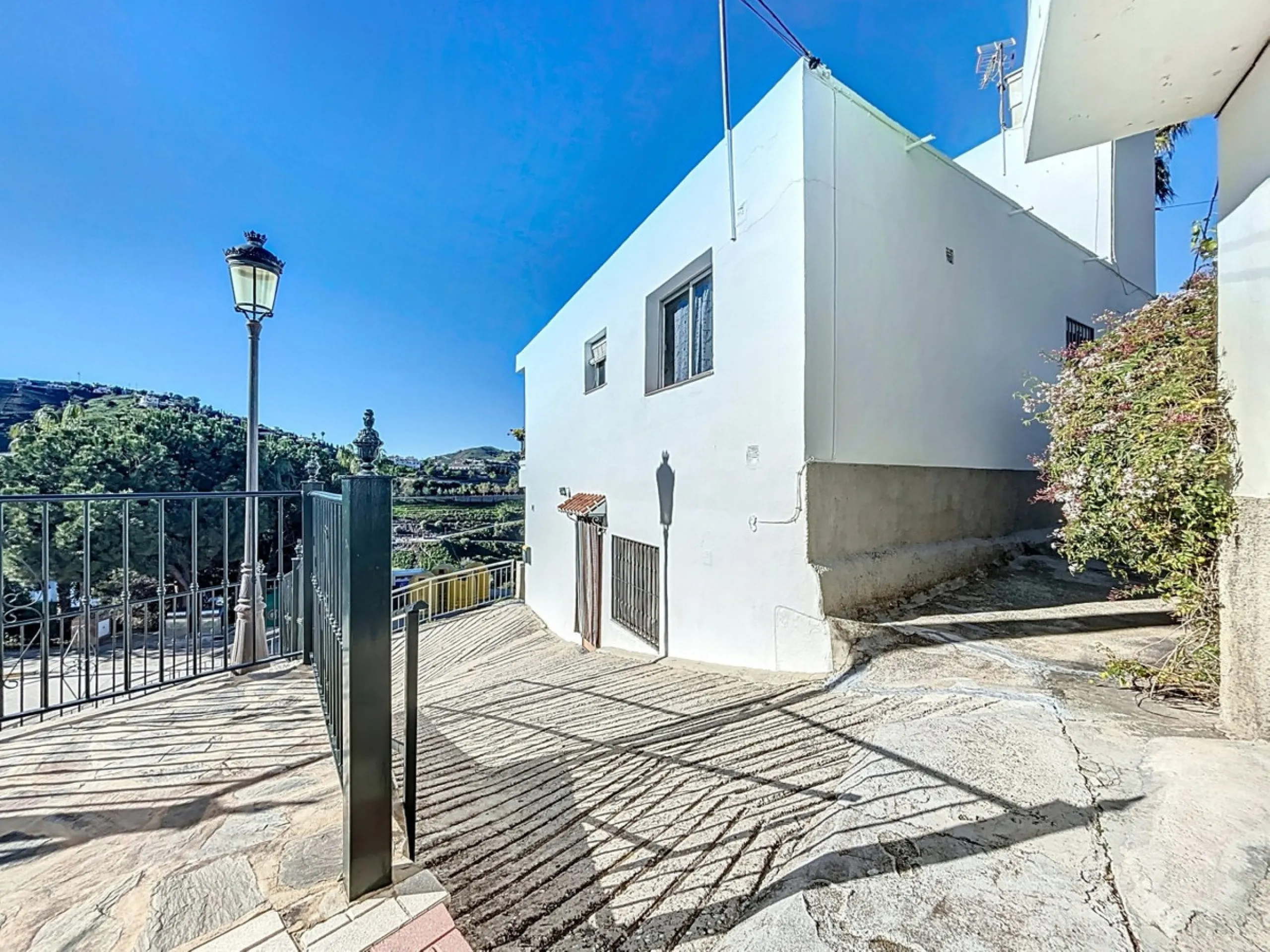 Situated in the charming, whitewashed village of Cómpeta, this versatile house offers an ideal setup for private use, rental investment, or multi-generational living. Divided into three independent apartments, it provides great flexibility whether youre l